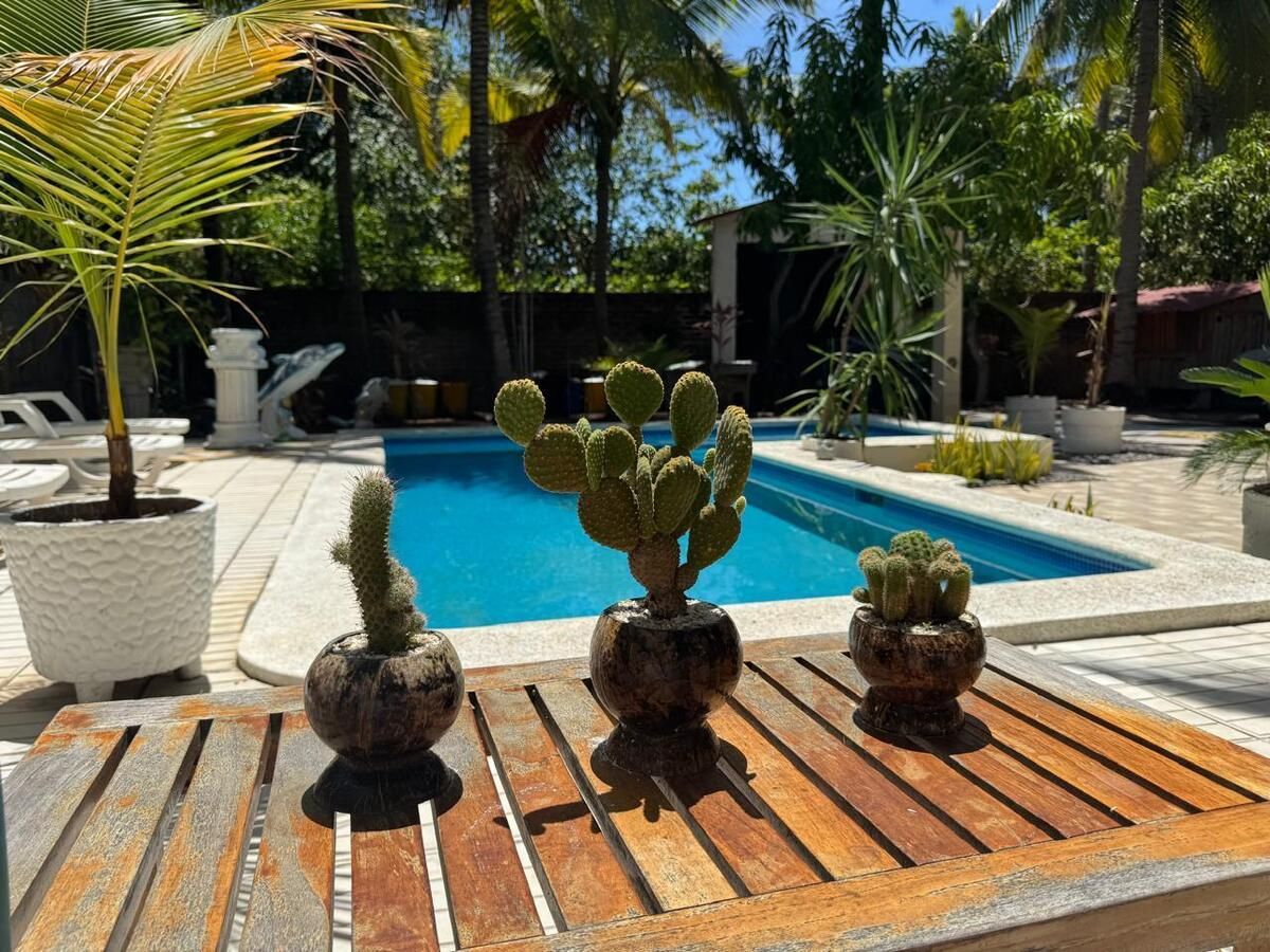 Invertir en Costa del Sol: Venta de Casa de Playa con Piscina a 150 metros del Mar