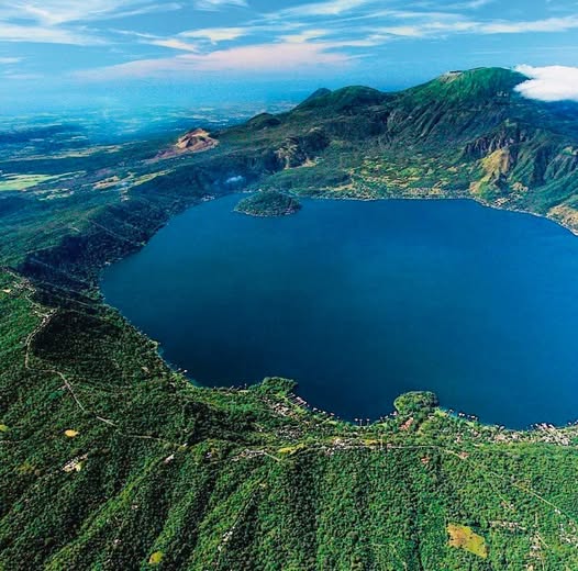 Inversión Exclusiva en el Lago de Coatepeque: Terreno de 8,612 v² Frente al Agua