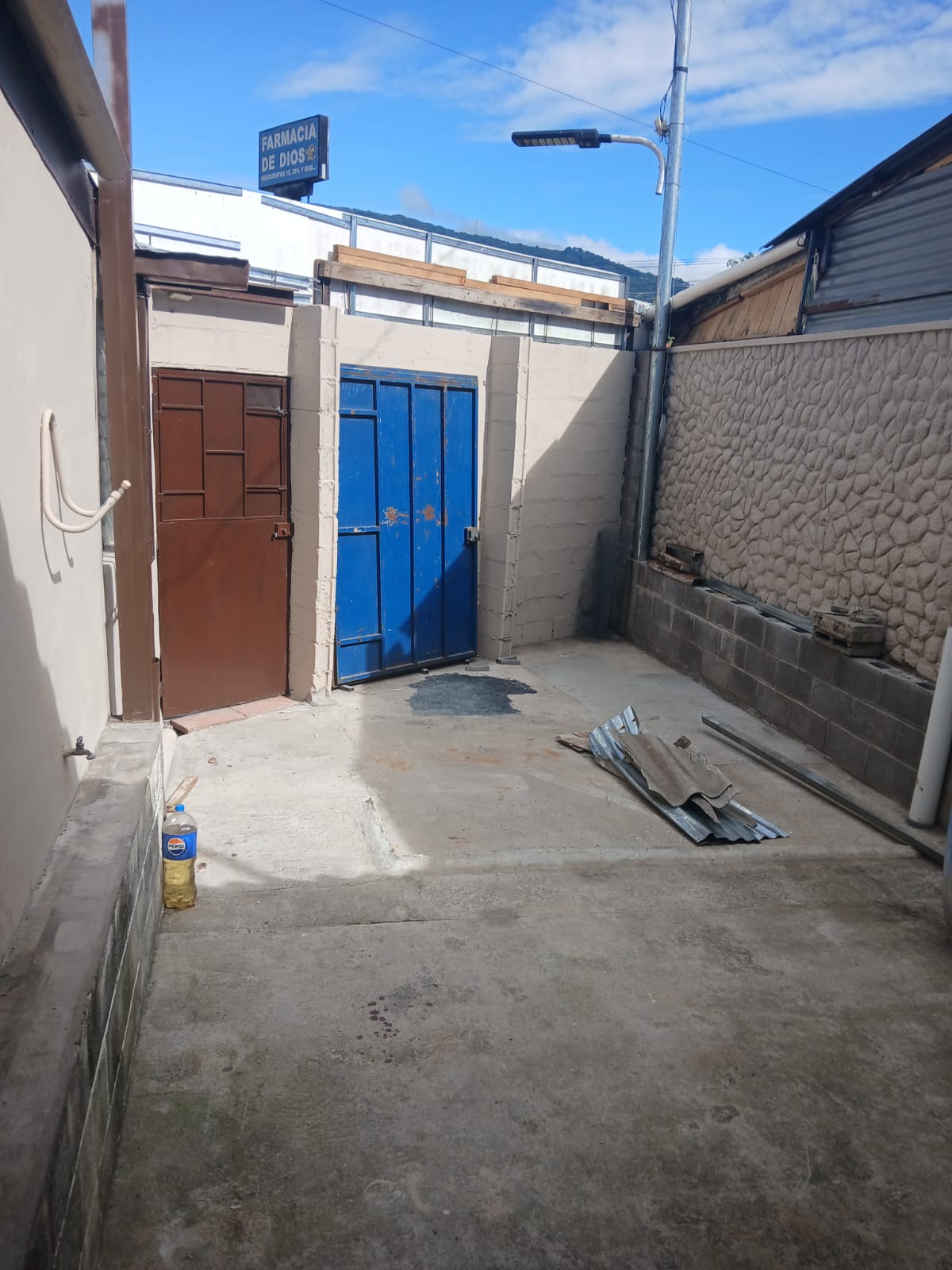 Inversión Inteligente en La Libertad: Casa con Potencial Comercial en Calle Principal al final de la Chilipán