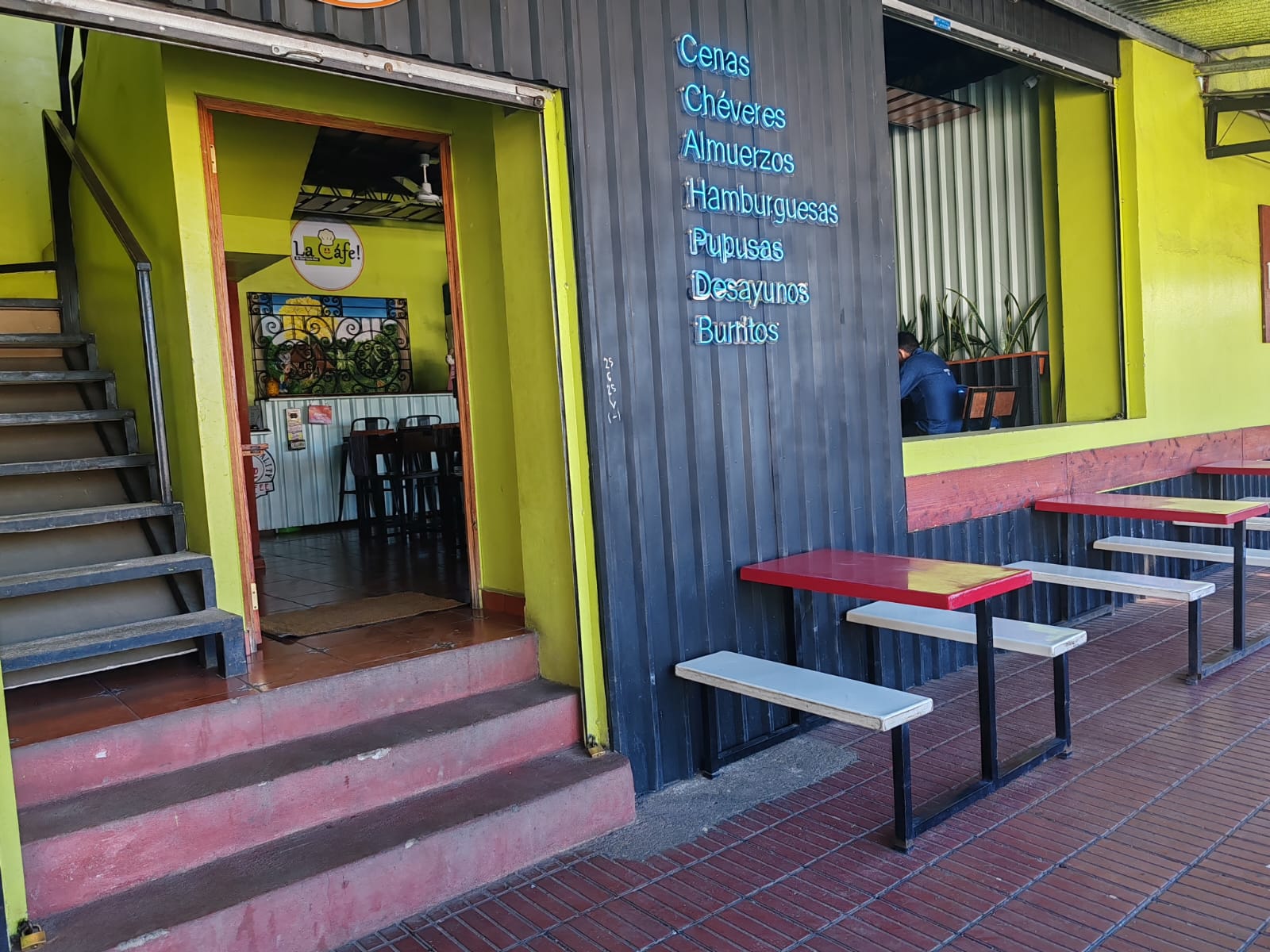 Inversión Inteligente en Santa Ana: Edificio Comercial en Esquina con Rentabilidad Inmediata