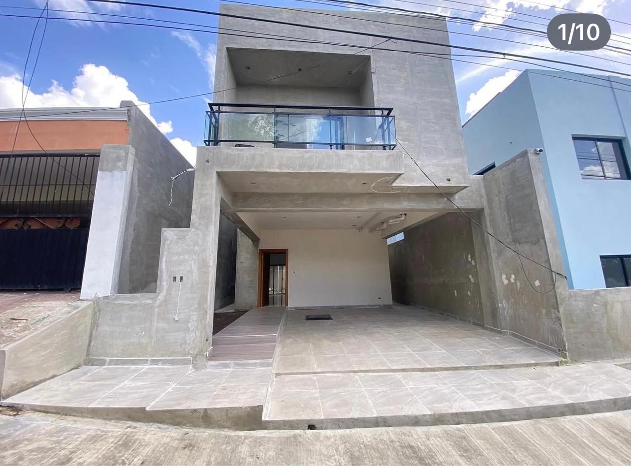 MODERNA CASA DE TRES NIVELES EN LOS HIDALGOS