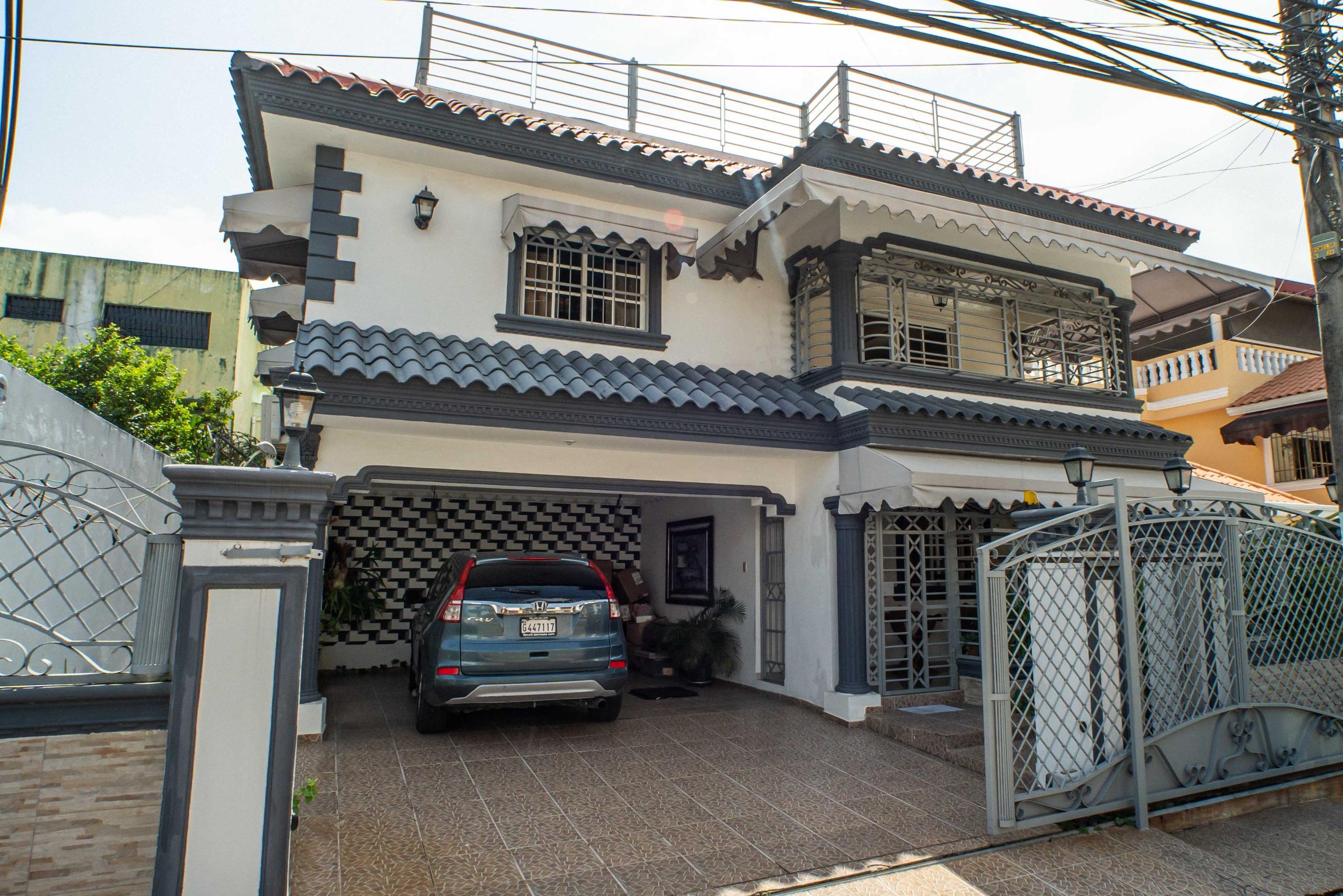 Elegante Casa de tres niveles, con una seguridad máxima 24h.donde todos queremos vivir