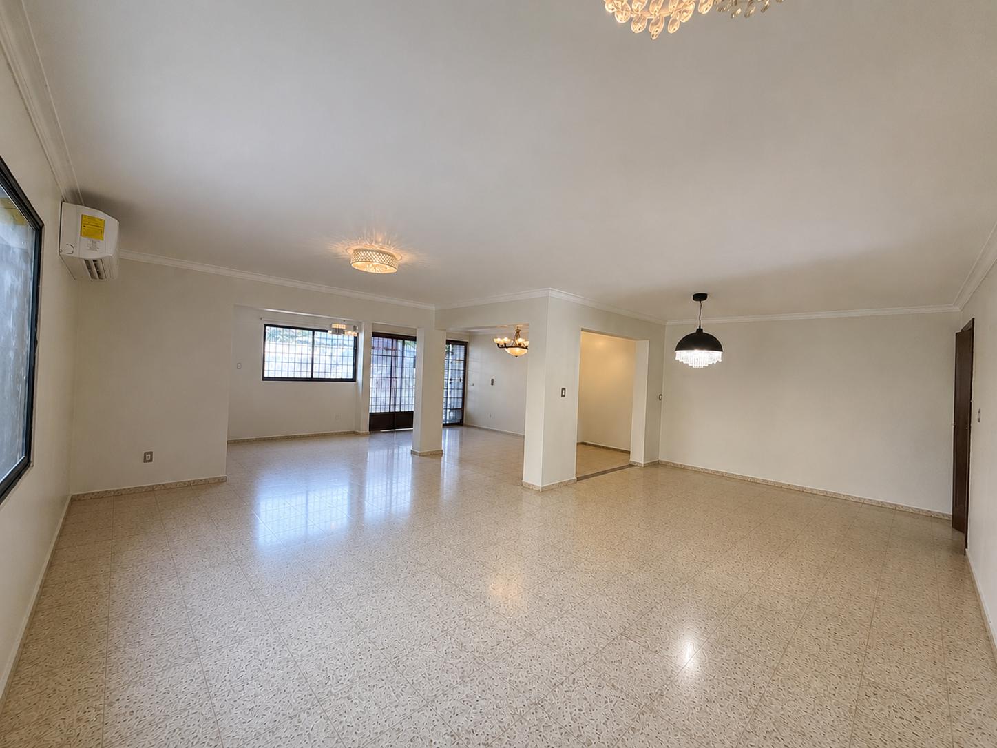 Casa en Venta de 4 Habitaciónes 4.5 Baños Family
