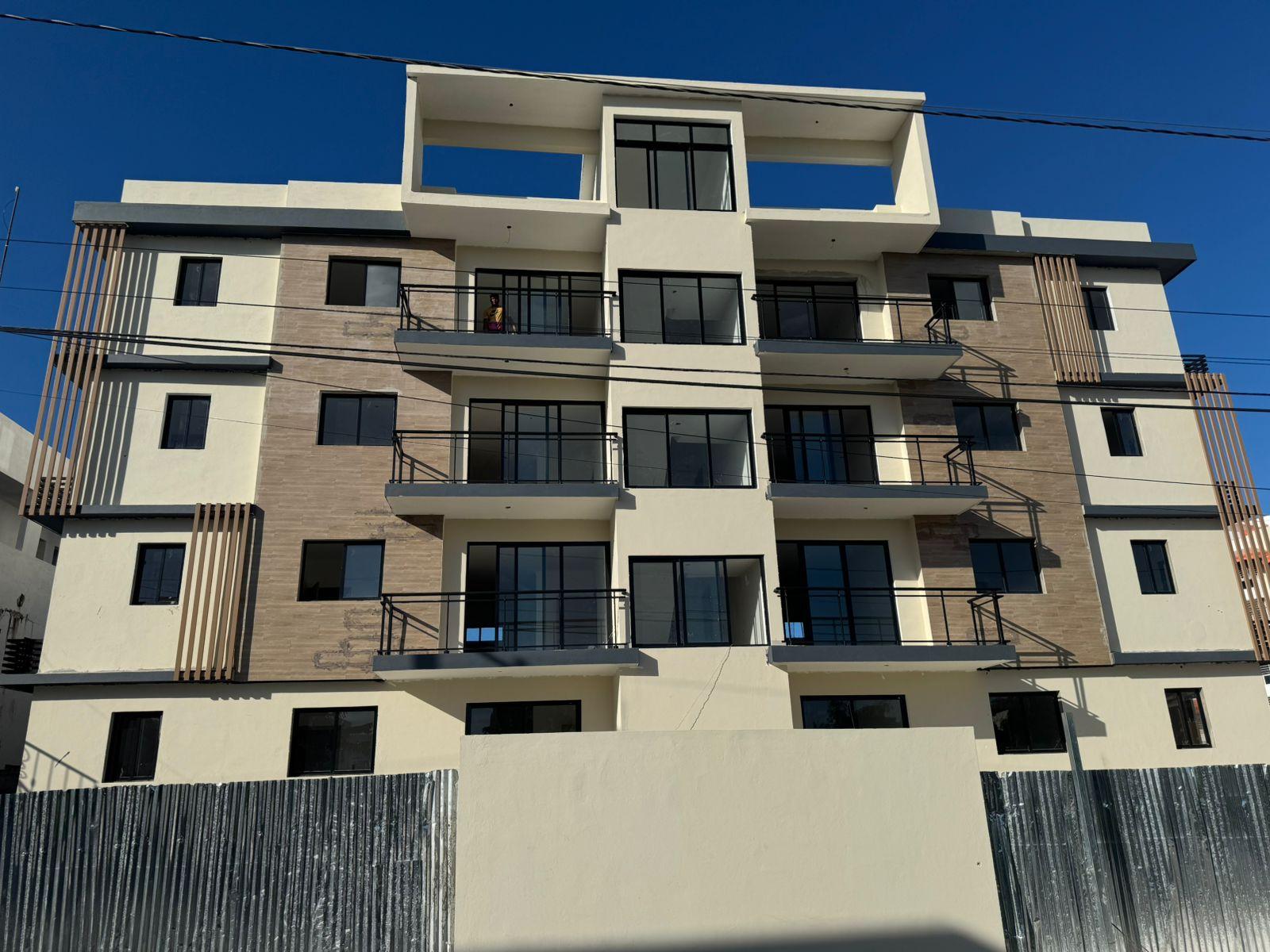 Amplia casa en venta en Zona Invicea, Santo Domingo Este, ideal para familias grandes, oficinas o proyectos institucionales.