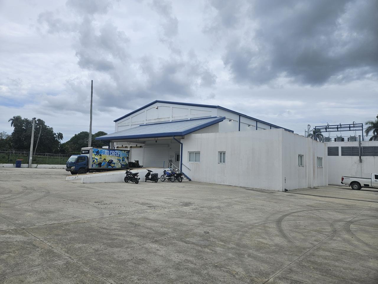 Nave en venta en Los Platanitos, Higüey — 2100 m²