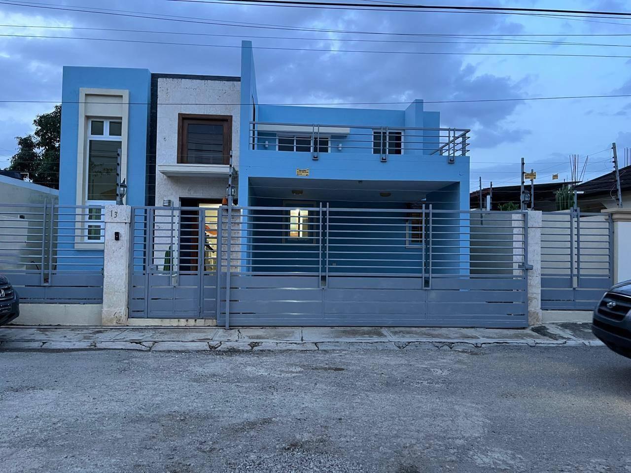 Magnífica Casa de 2 Niveles con 3 Habitaciones y 2 Terrazas de Venta en Pontezuela Santiago!