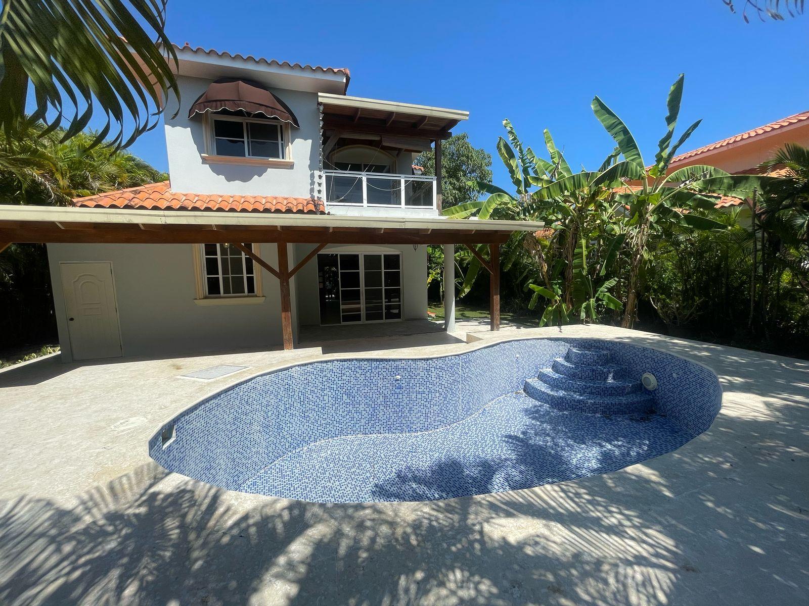 Villa en Venta en Metro Country Club, una de las zonas más prestigiosas y seguras de Juan Dolió, donde el confort y la belleza natural se fusionan para ofrecerte un estilo de vida de lujo