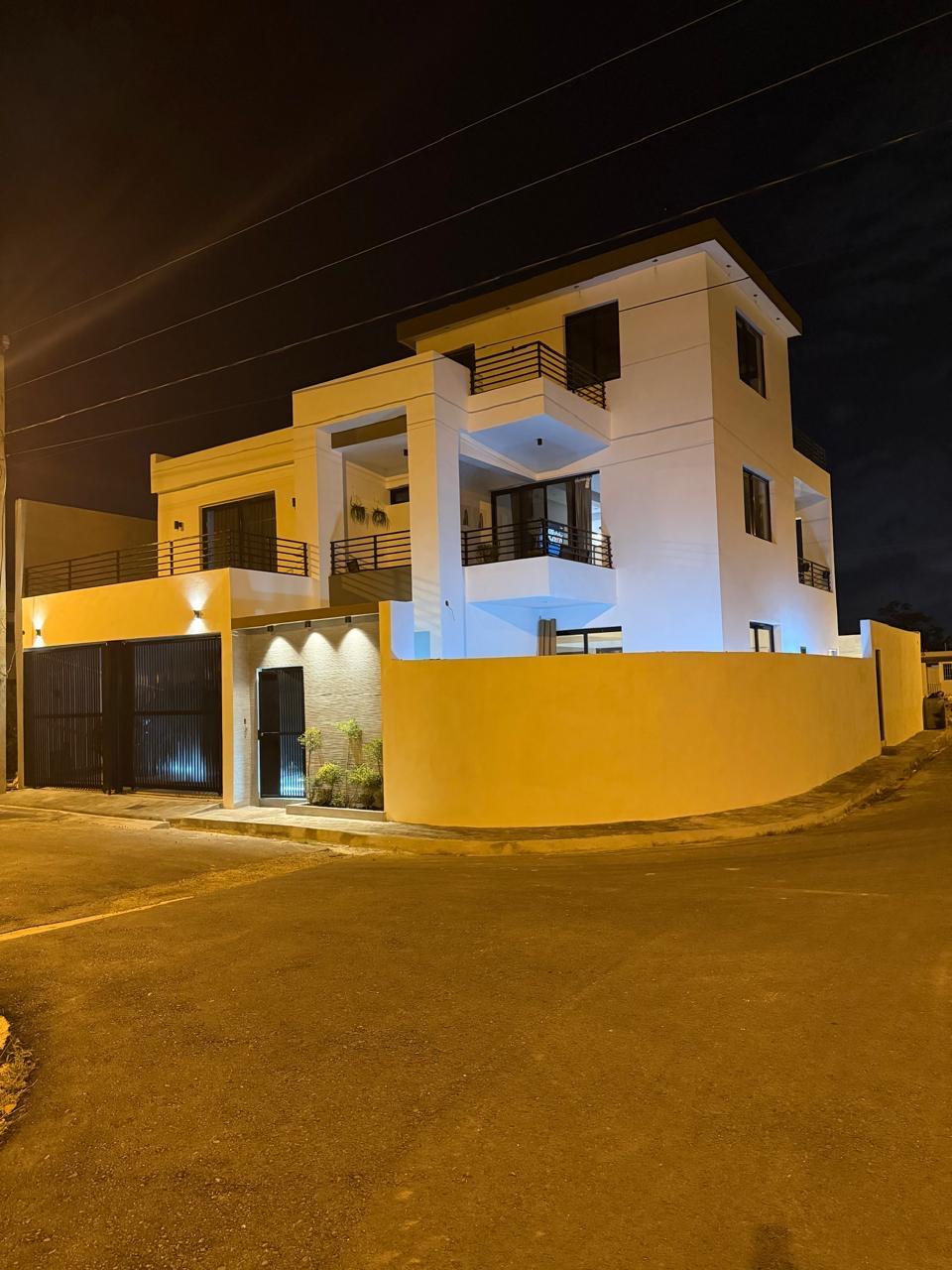 Majestuosa casa ubicada en la Av. Ecológica y acceso por las Americas