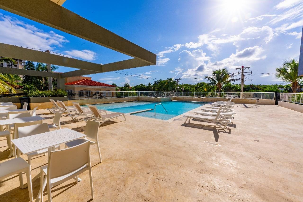 Apartamento de Oportunidad de 2 Habitaciones con aires acondicionados, piso 10 con excelente vista y con terraza privada, varios extras en Juan Dolio San Pedro de Macoris
