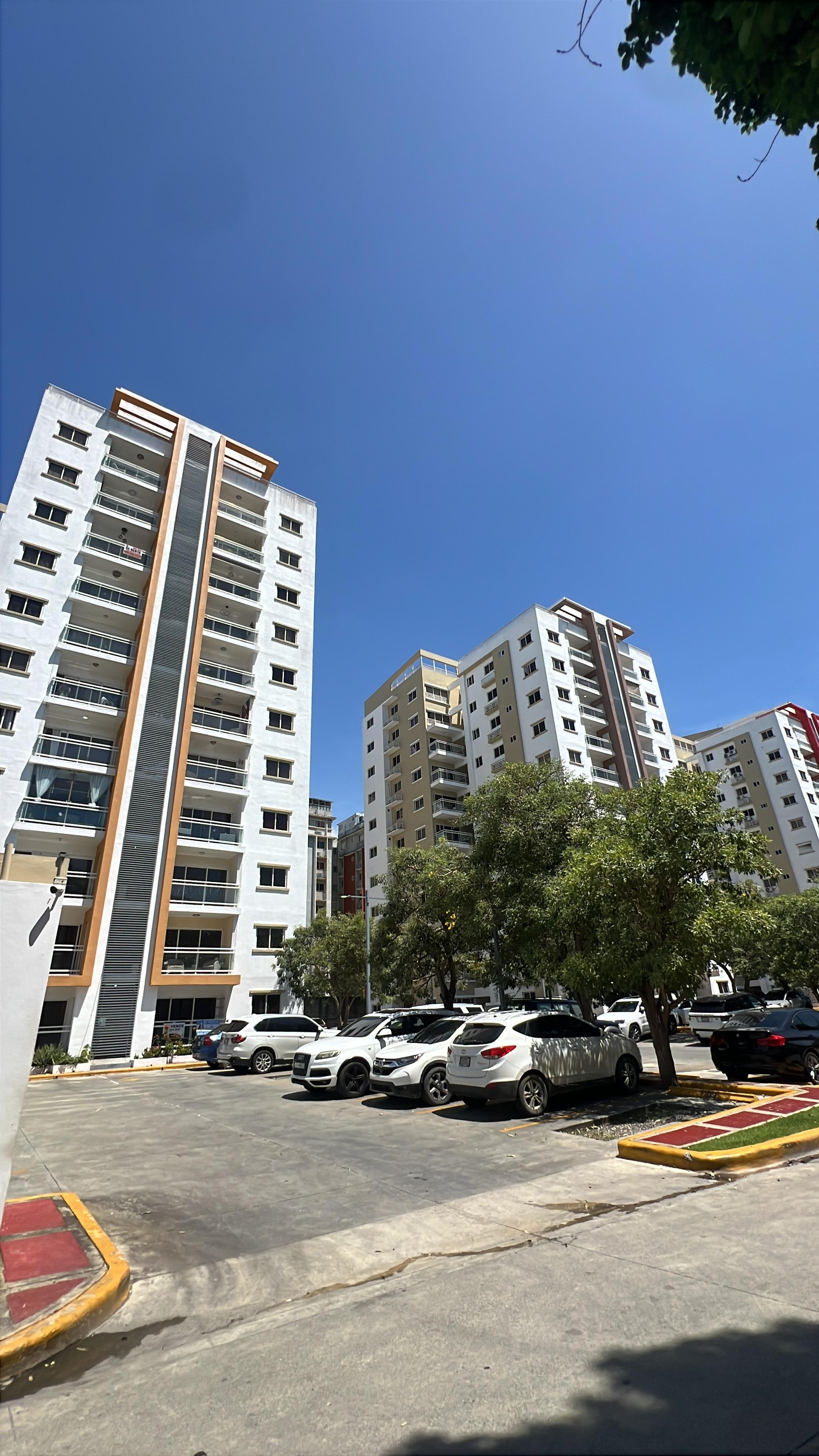 Apartamento en la Charles de Gaulle esquina autopista de San Isidro en venta