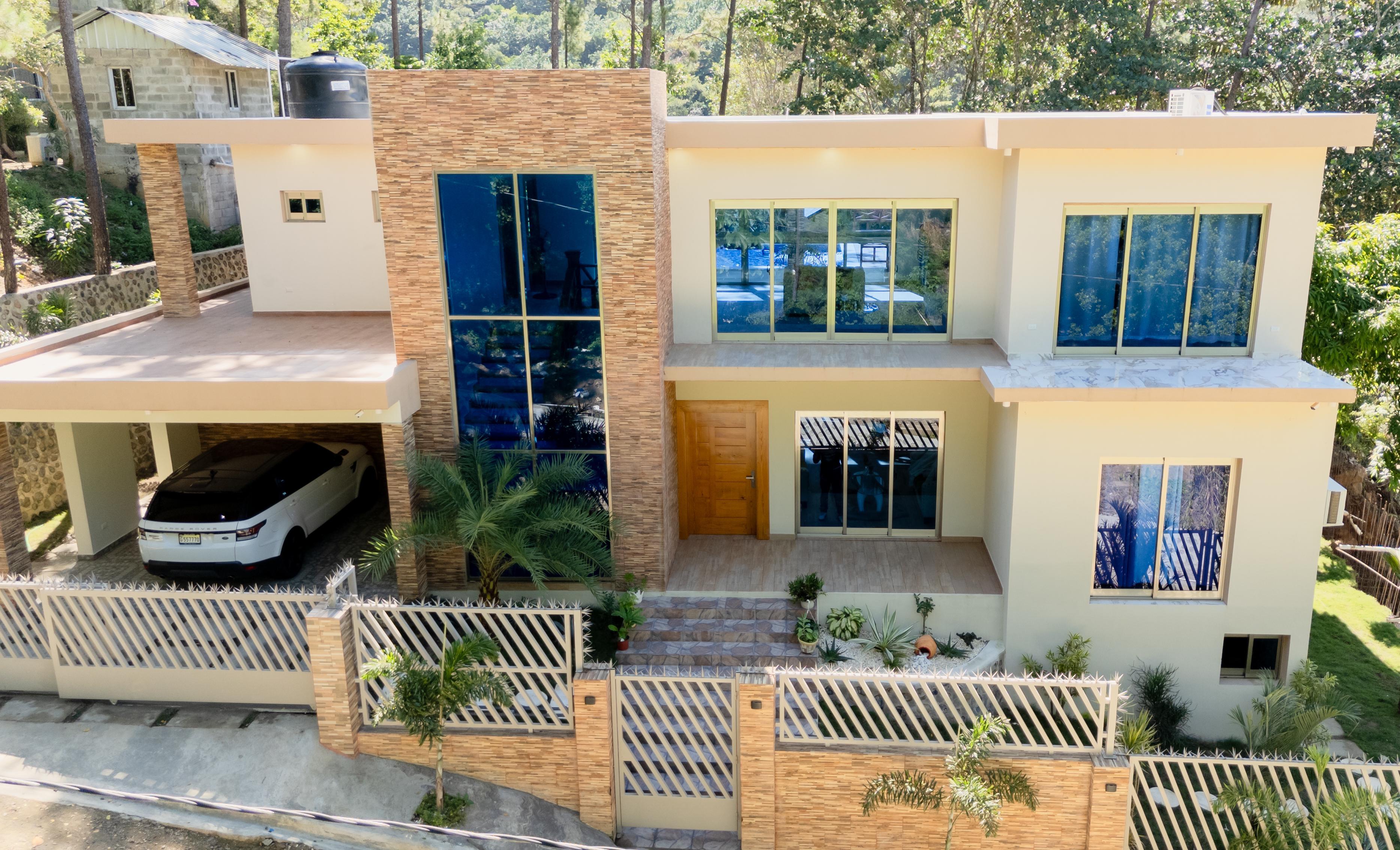 Villa en Jarabacoa con 1,322 metros de terrenos, 5 habitaciones con piscina