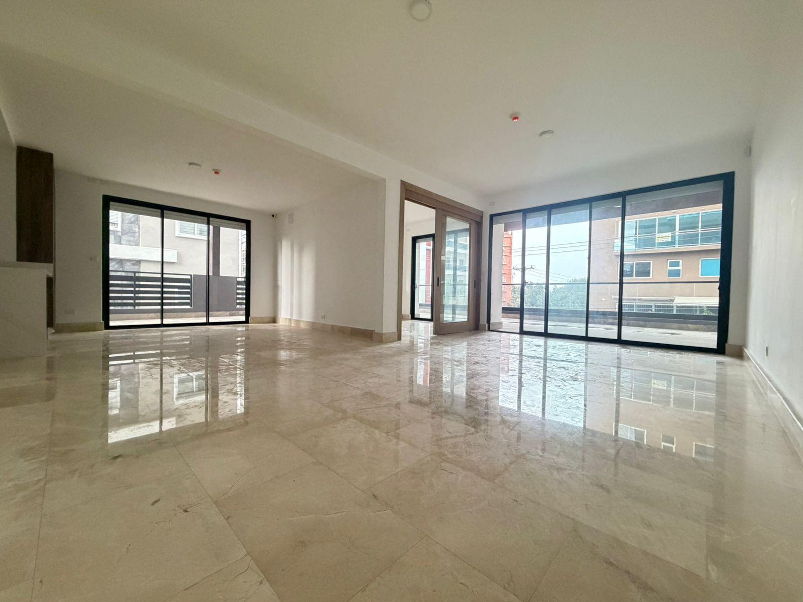 Amplio Apartamento con Terraza en Serralles