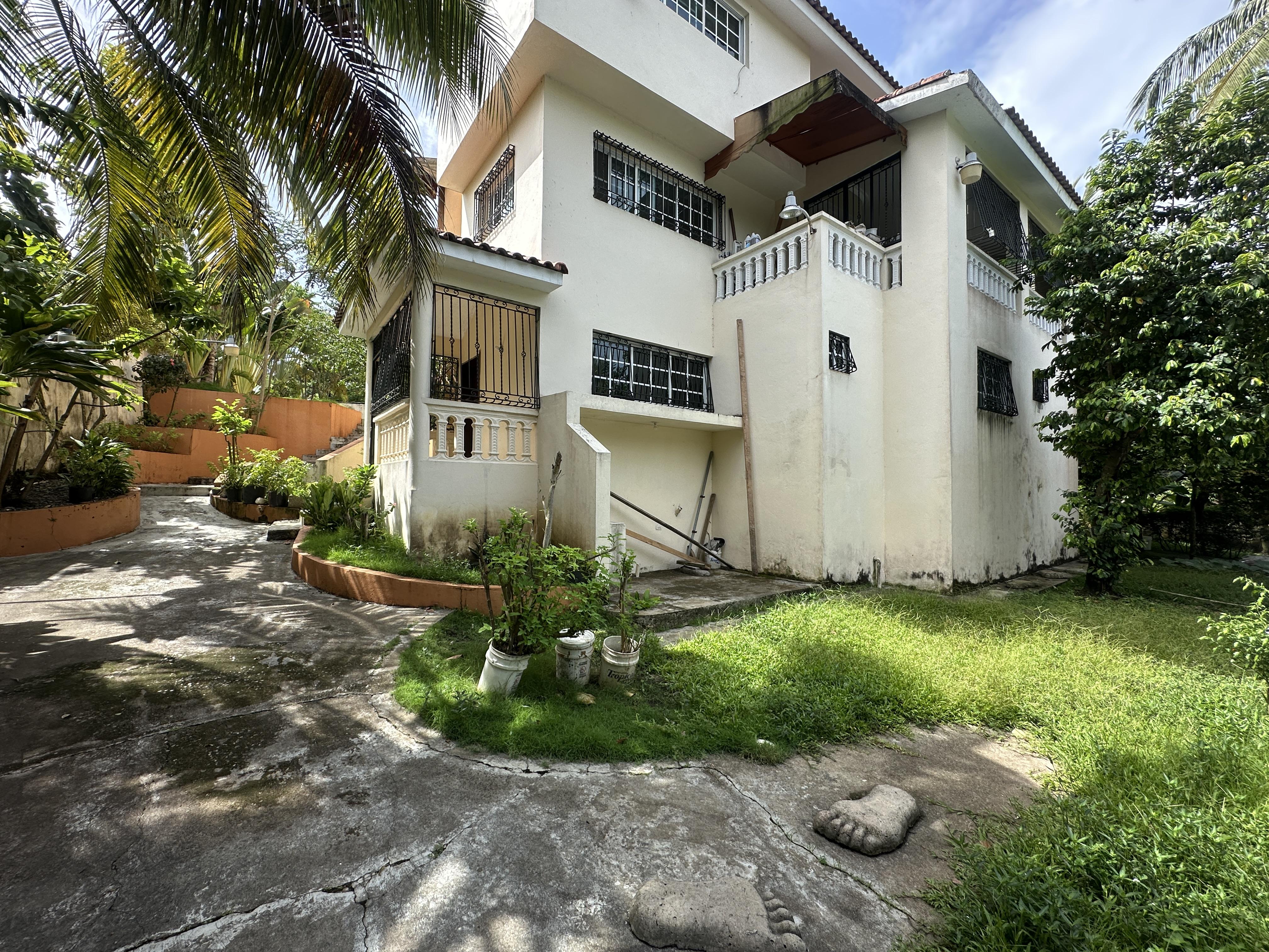Casa en venta en Altos de Arroyo Hondo II, 9 Habitaciones, 8 baños, 7 parqueos.
