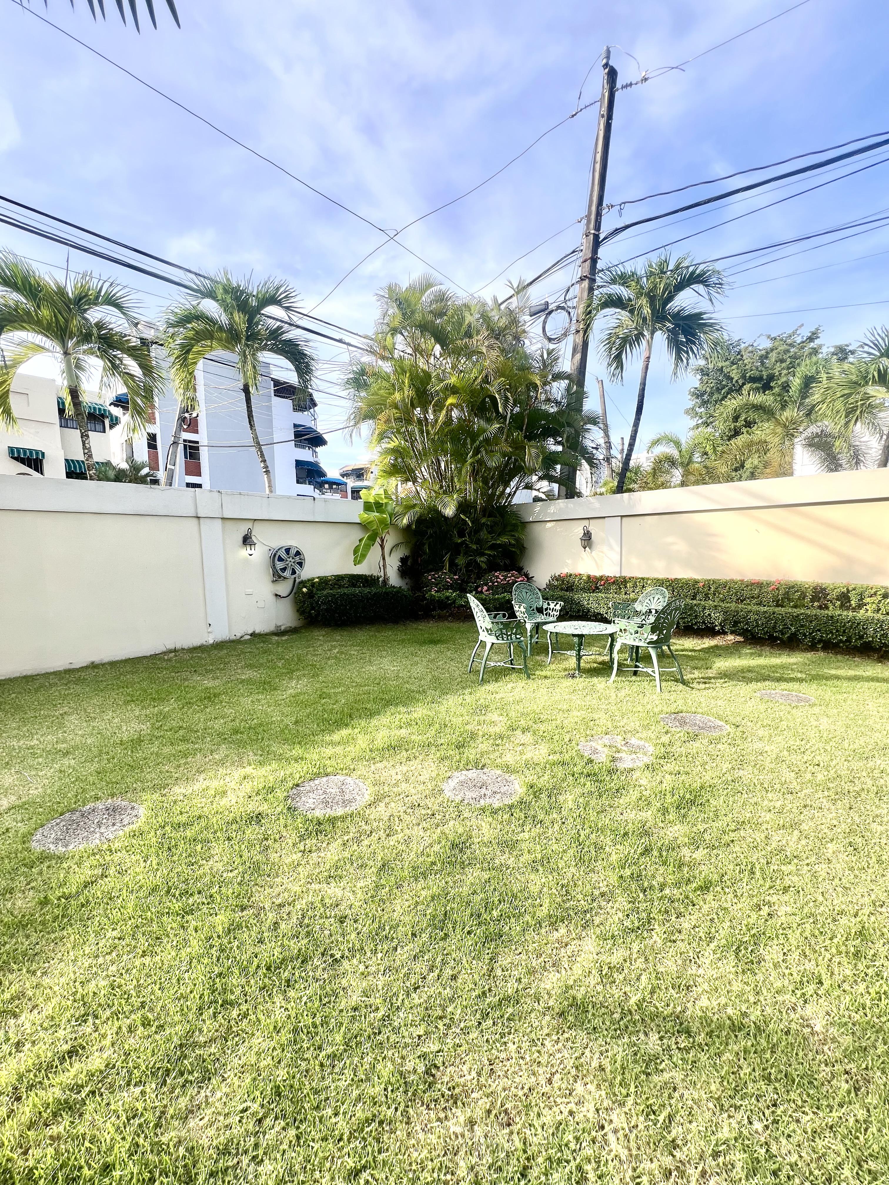 Casa de 2 Niveles en Bella Vista Sur, Ubicación Privilegiada