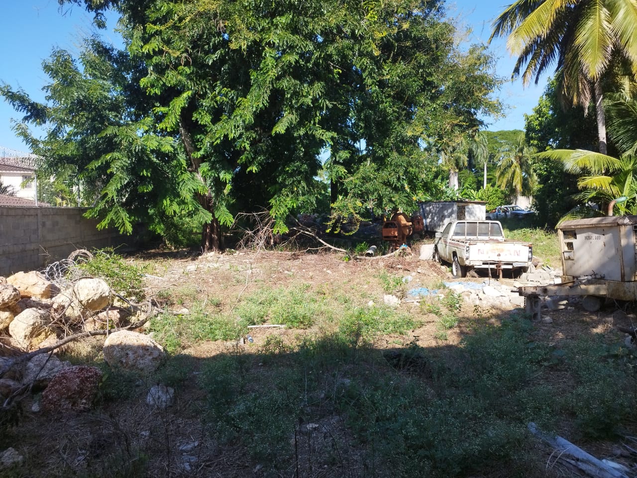 Solar en venta de 1,390 Mt2 en Altos de Arroyo Hondo III Santo Domingo D.N