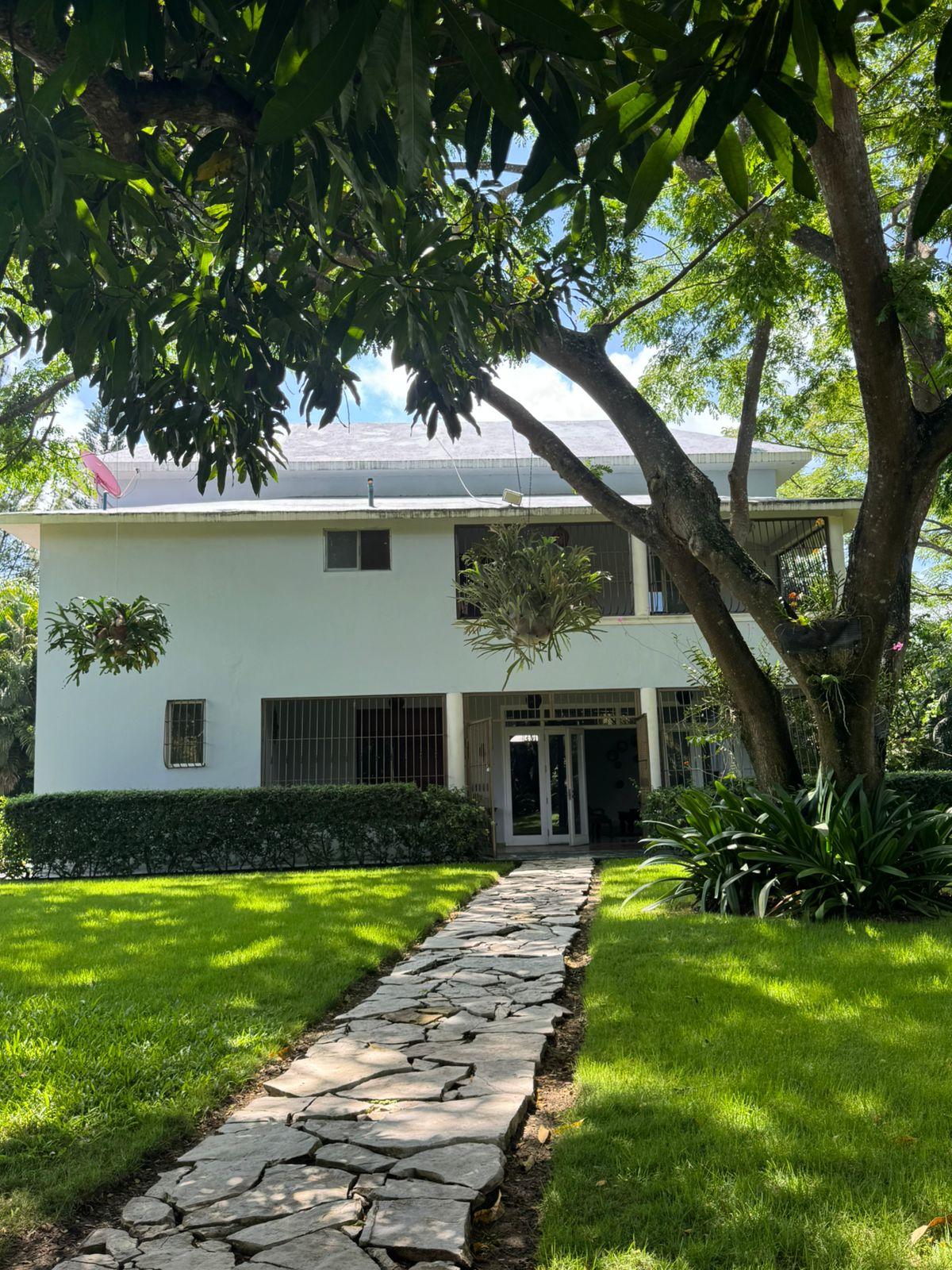 Casa Amplia Con Patio En Venta En Santiago