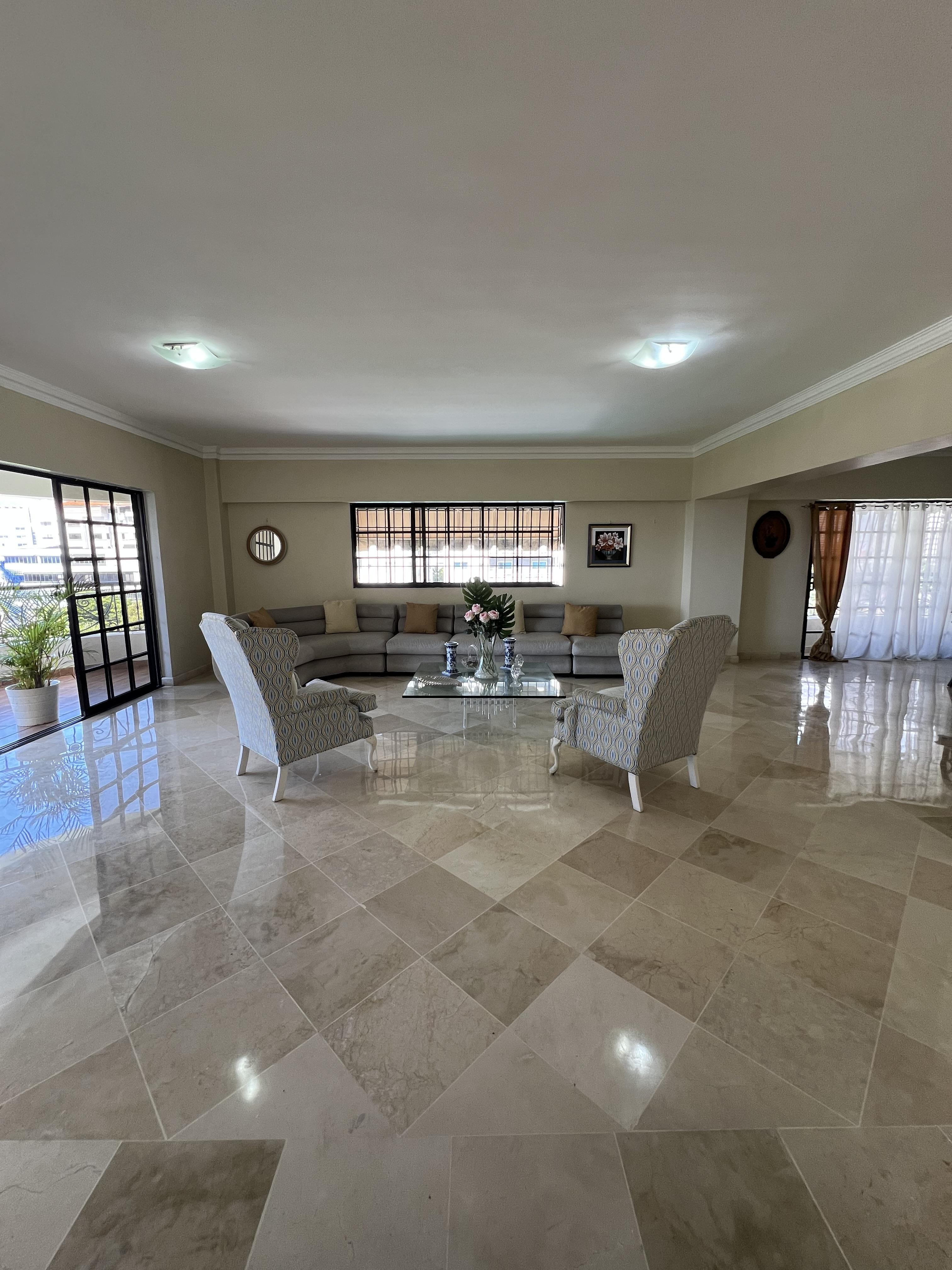 Apartamento Clásico en Excelentes Condiciones con vista al mar