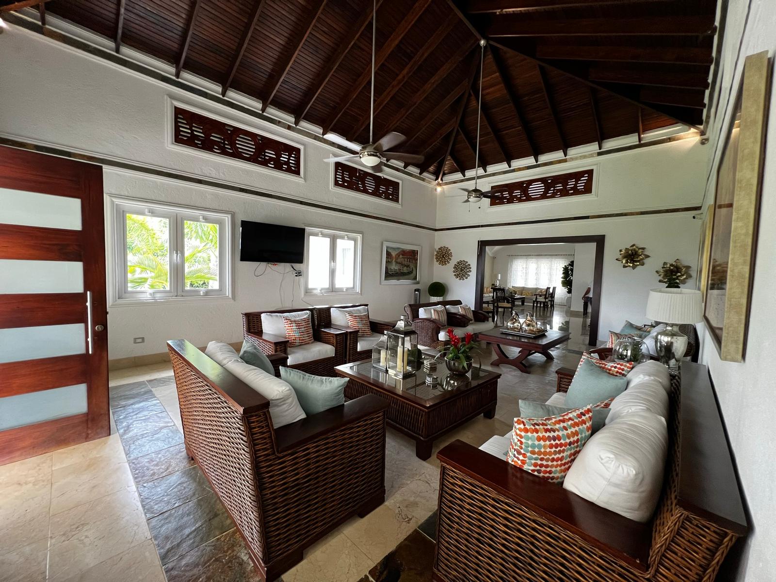 En venta impresionante residencia privada ubicada en Moca.