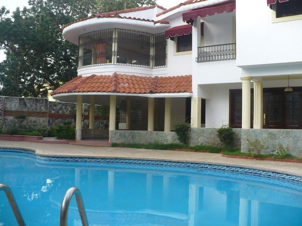 Venta de espectacular casa de dos niveles en el Millón