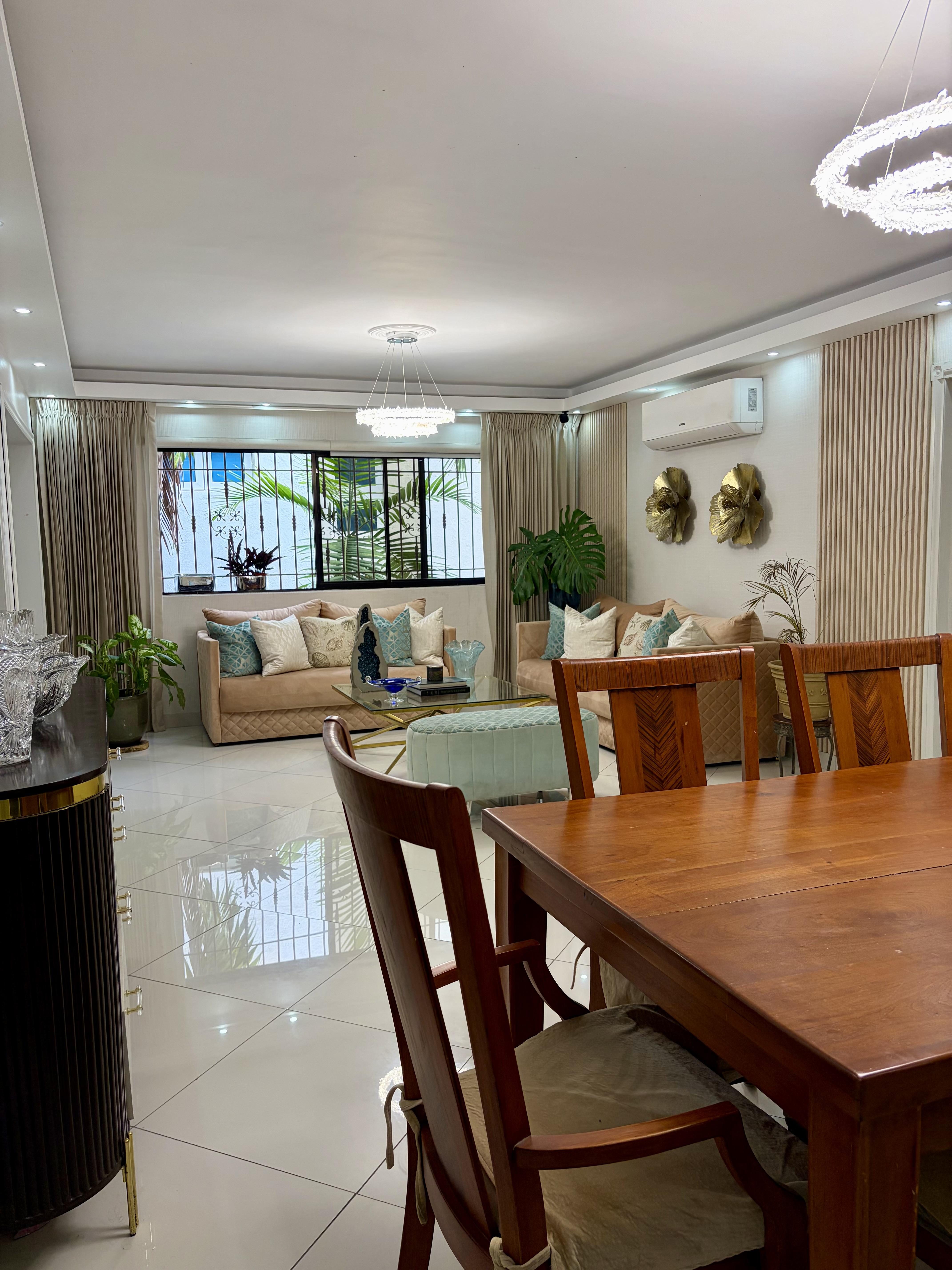 Venta apartamento en Evaristo Morales*RD$13,500,000.- negociable. 190 m2 total, 170 m2 superficie cubierta. A pocos metros de la Av. Winston Churchill.