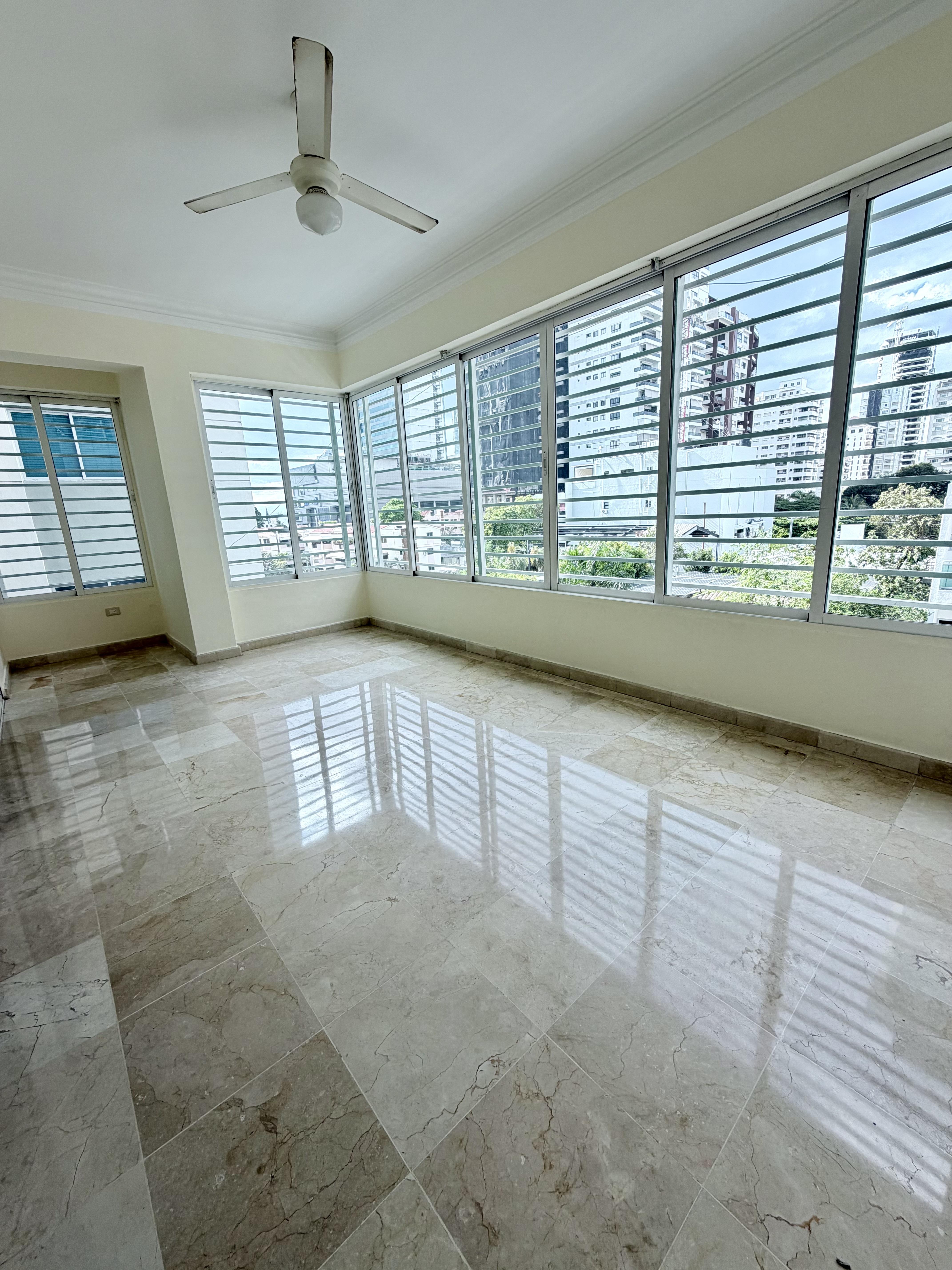 Venta apartamento 260 m2, solo 23 apartamentos, línea blanca y aire acondicionado incluido, En exclusivo sector de Piantini.