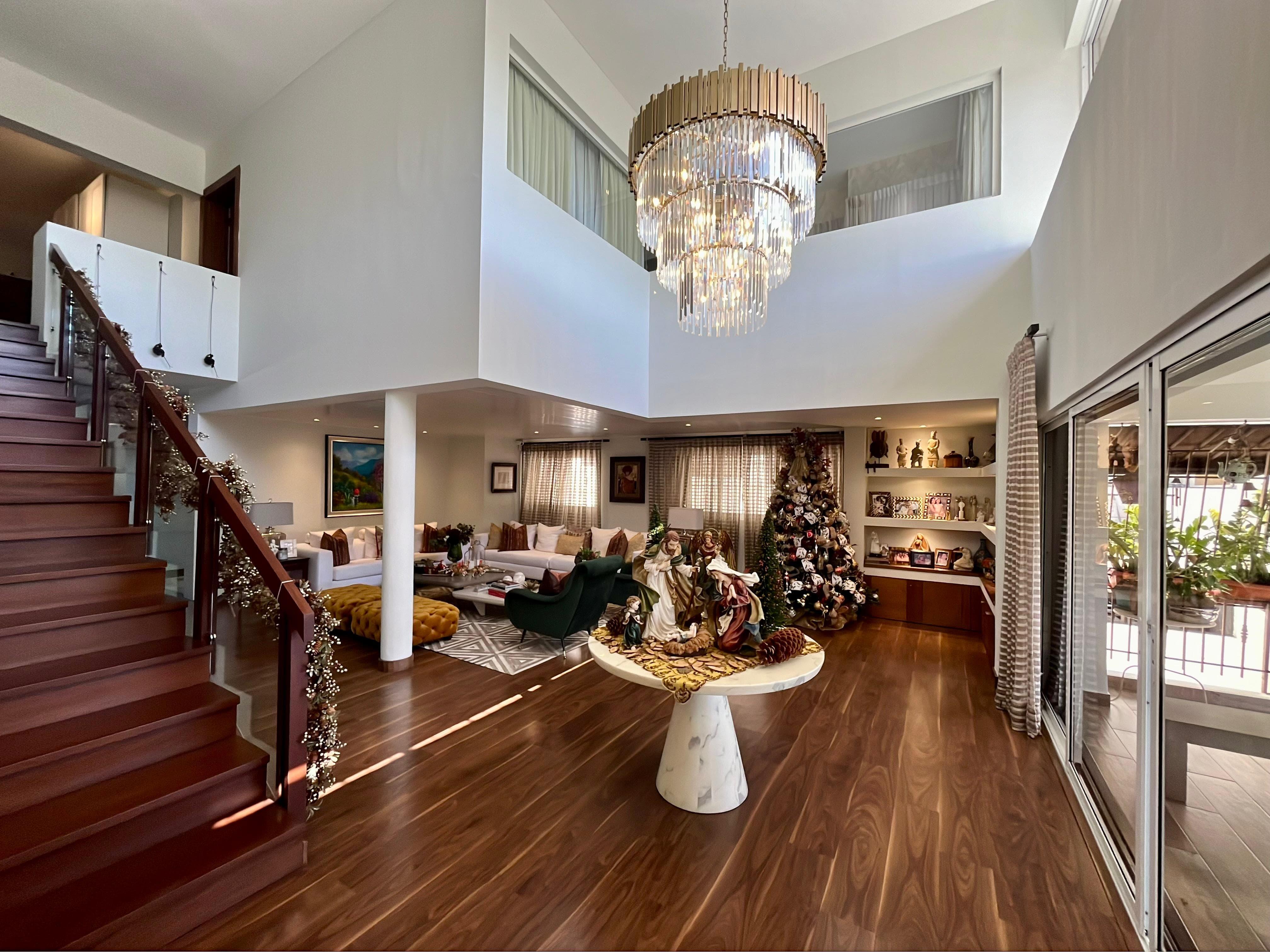 PentHouse en Av. Anacaona, frente al Mirador Sur en Venta