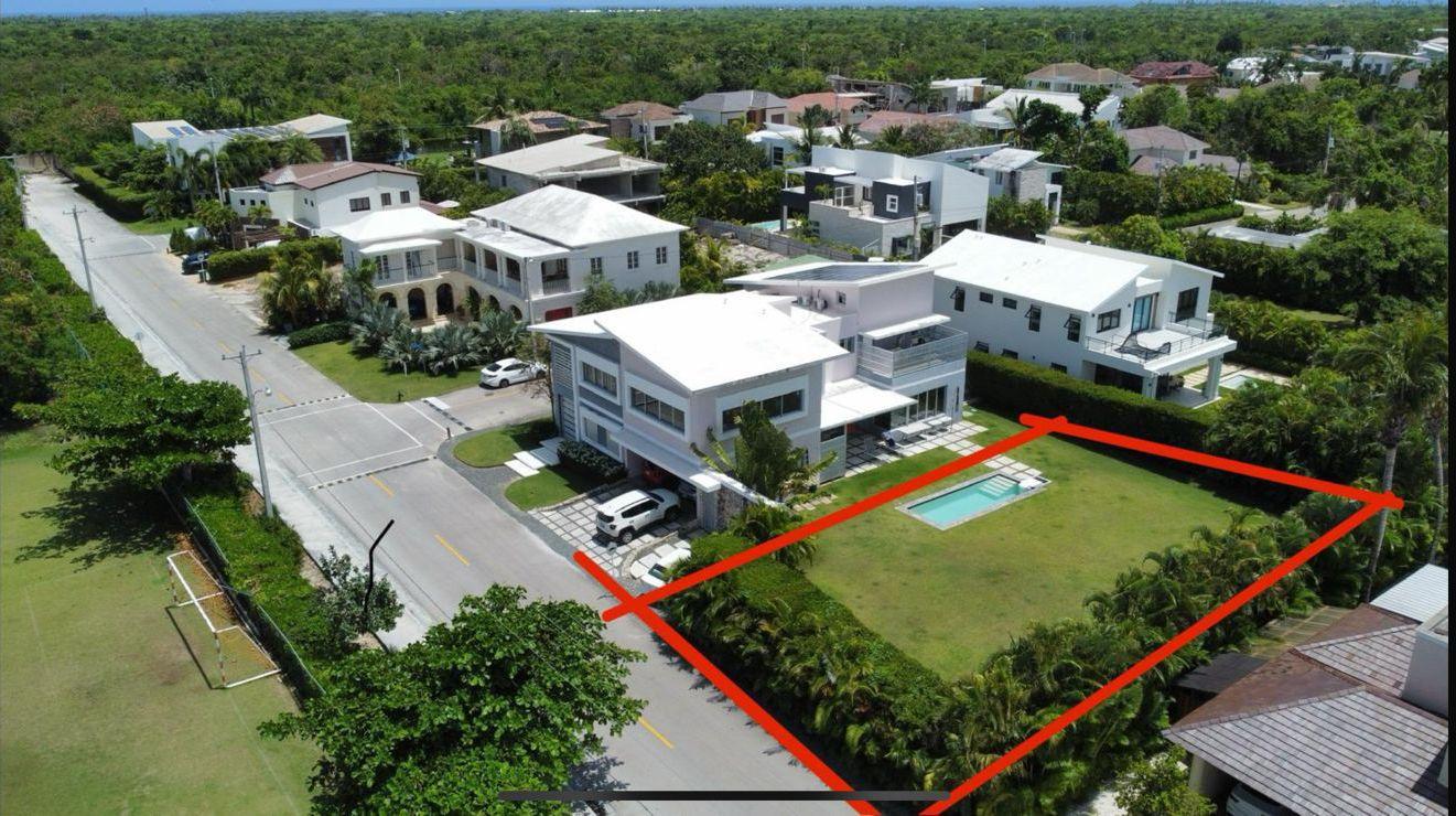 Prime Residential Lot for Sale in Punta Cana Village – 595 m² with Swimming Pool