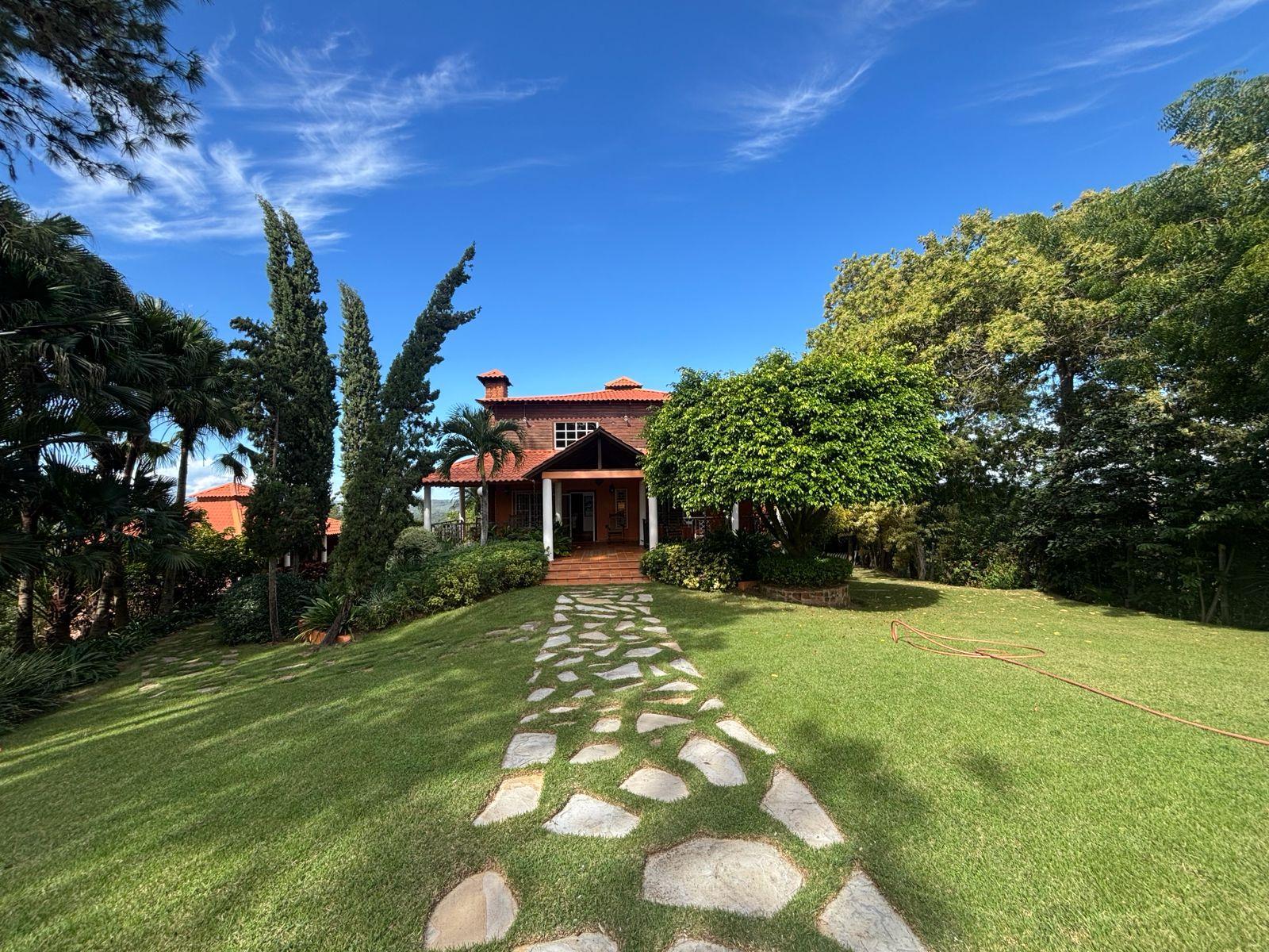 Villa Amueblada en Venta en San José de Las Matas (SAJOMA) con Espectacular Vista a la Montaña de 360 Grados