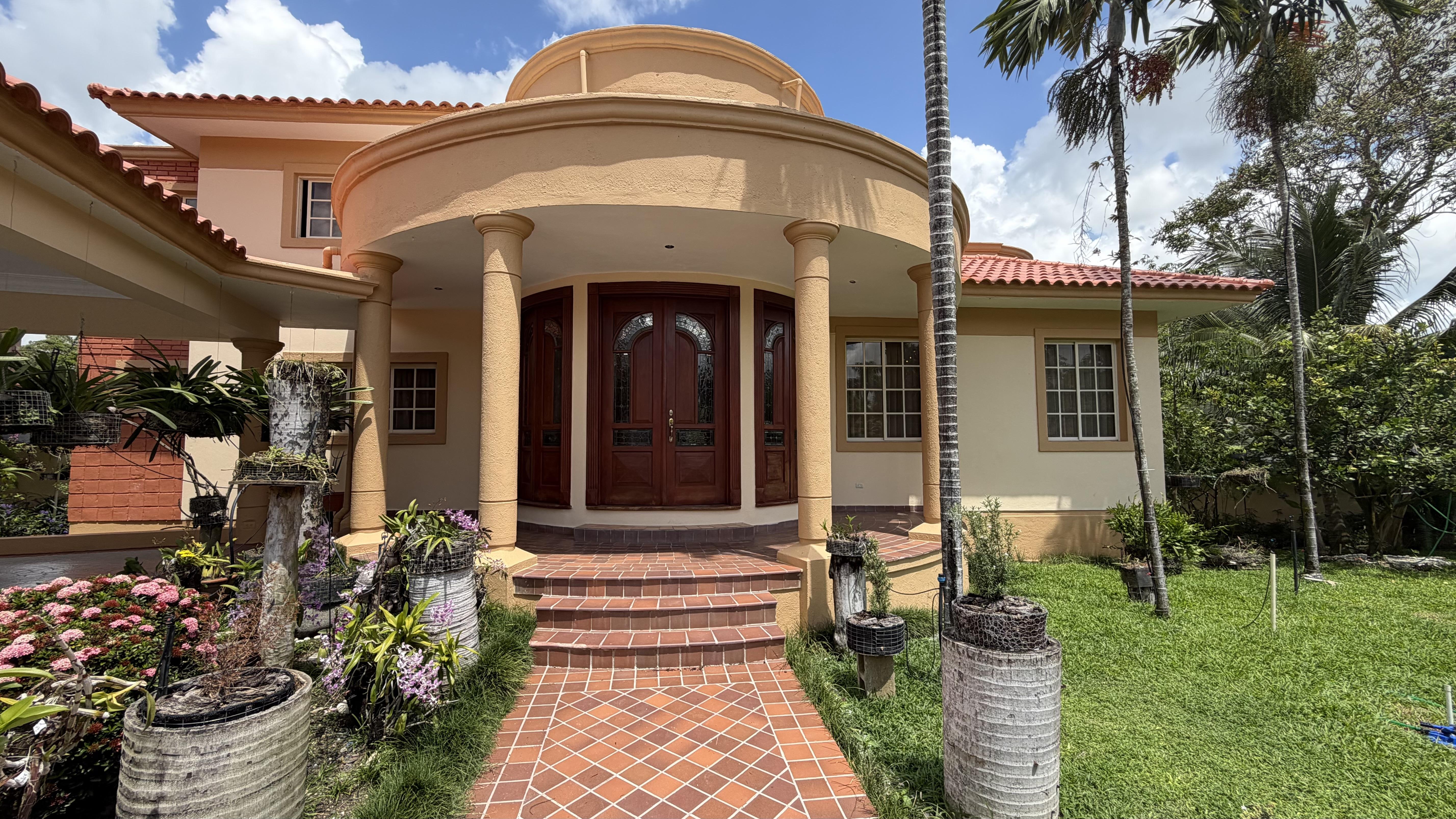 ELEGANTE Y AMPLIA CASA EN CUESTA HERMOSA III