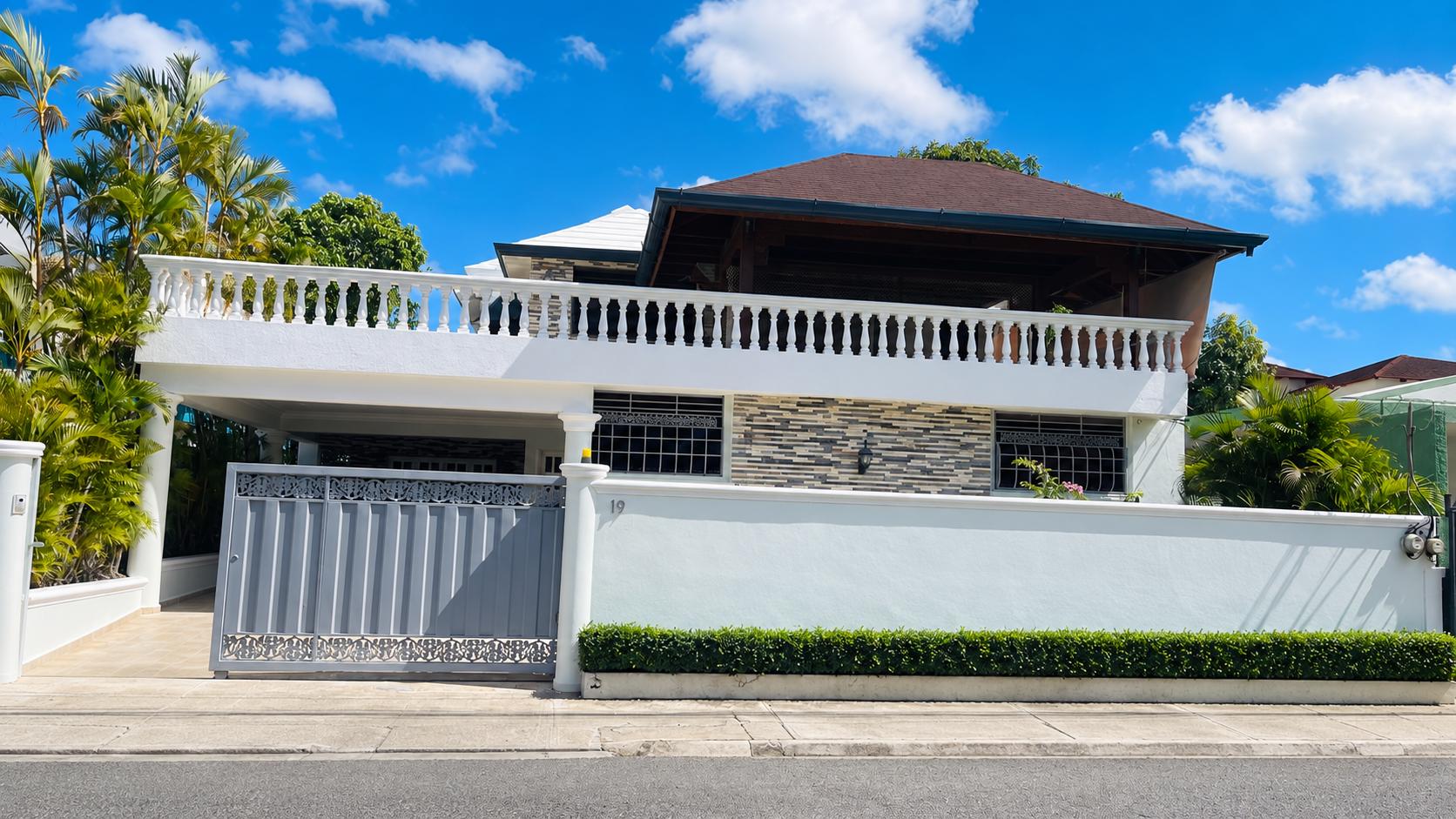 Casa con potencial comercial de 4 habitaciones en venta en Villa Olga, Santiago