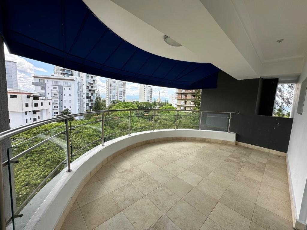 Apartamento de 302 m² en La Trinitaria Santiago con vistas al Monumento y montaña