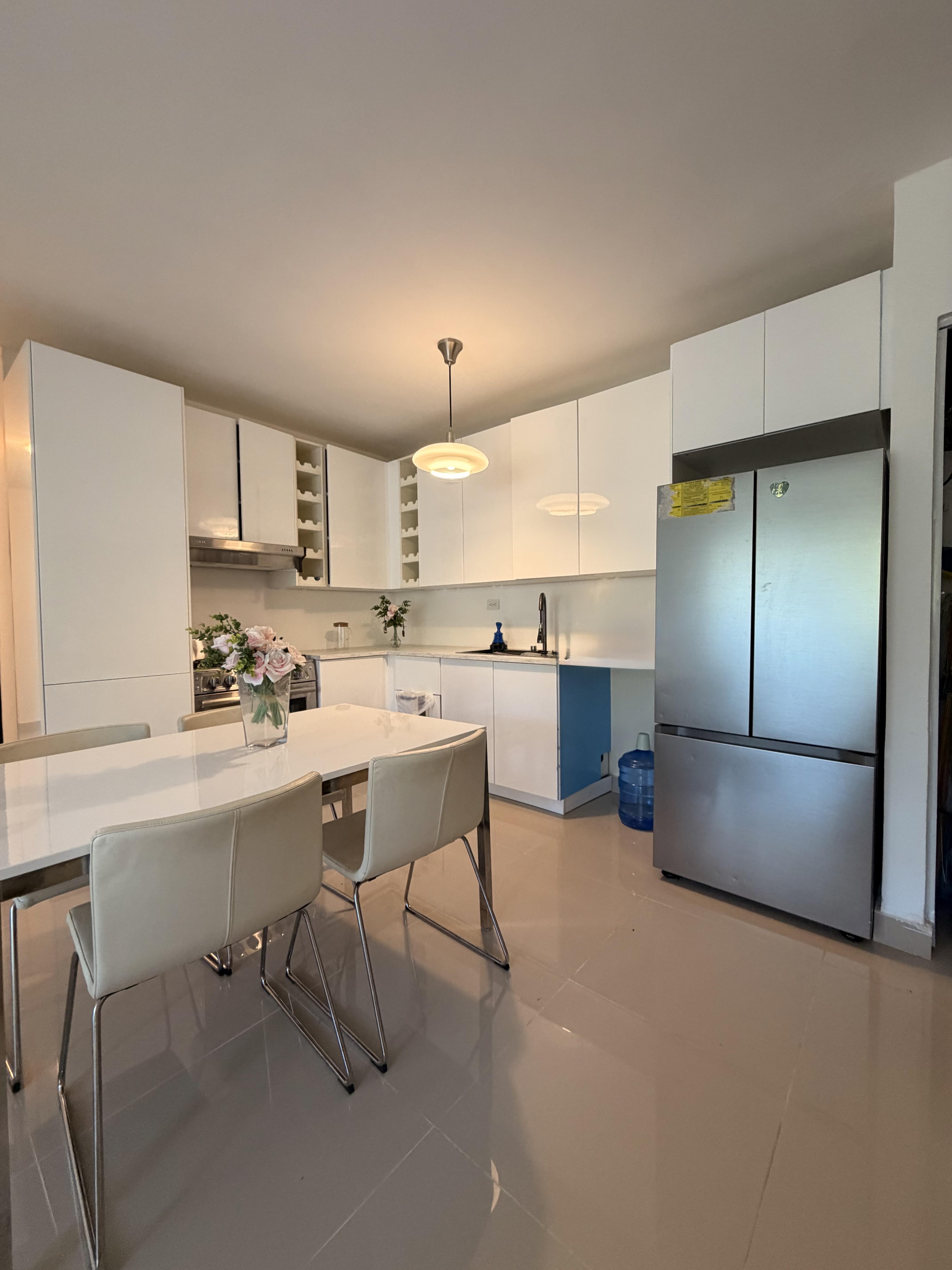 Precioso apartamento Amueblado de tres habitaciones con dos baños