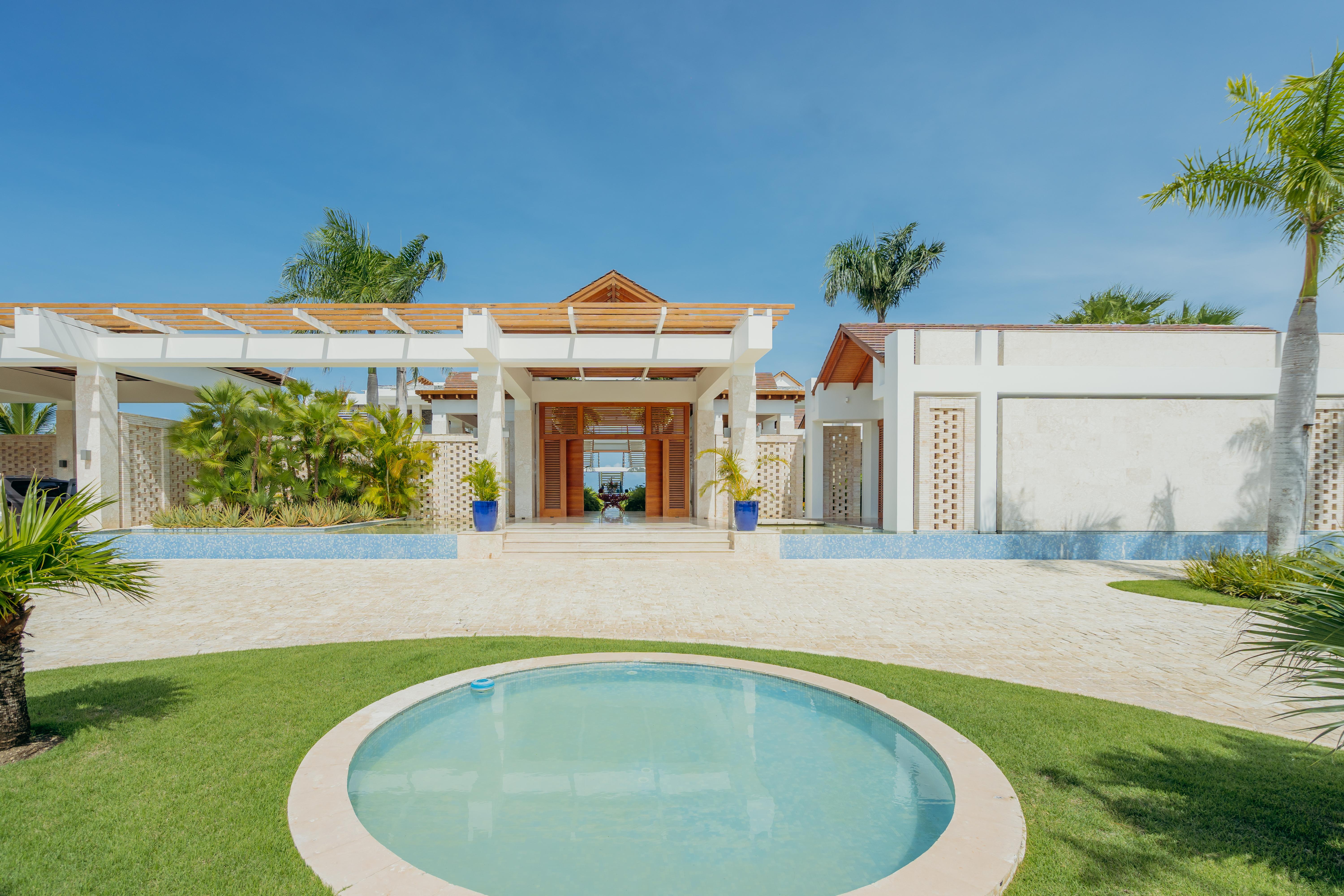 Villa Frente al Mar en Fundadores Cap Cana | 4,200 m² de Lujo y Vistas Panorámicas al Caribe