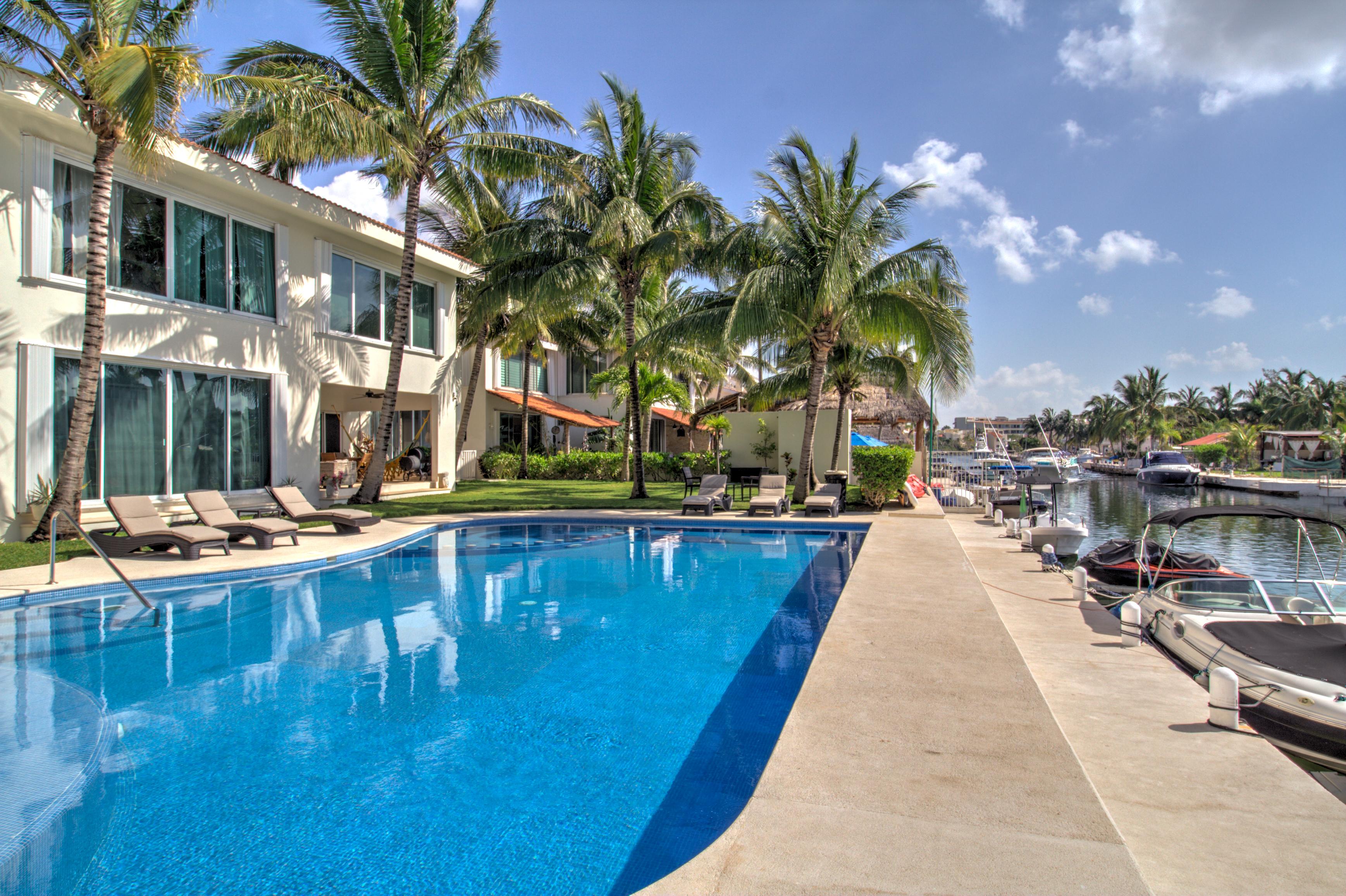 Luxury 2-Bedroom Penthouse with Pool Access – Fully Furnished & Move-In Ready!