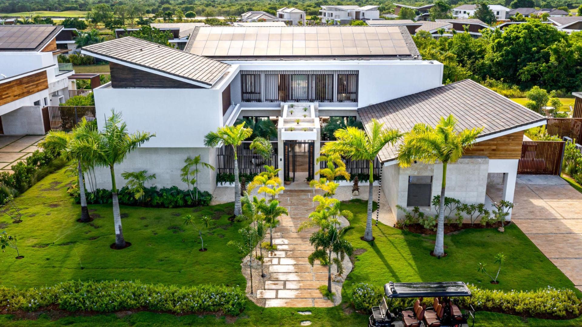 Luxury Villa in Casa de Campo – 6-Bedroom Modern Retreat with Pool, Solar Power & Rental Income Potential