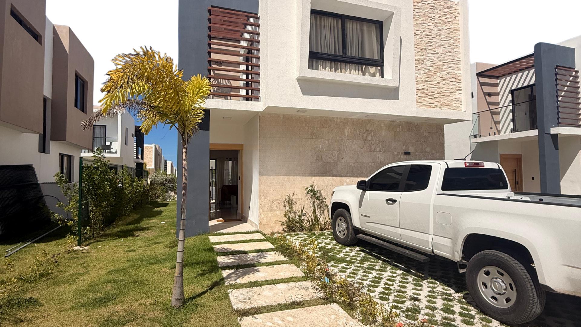 Paradisiacal 3-Bedroom Villa with Pool, Fully Furnished, and Stunning Balcony