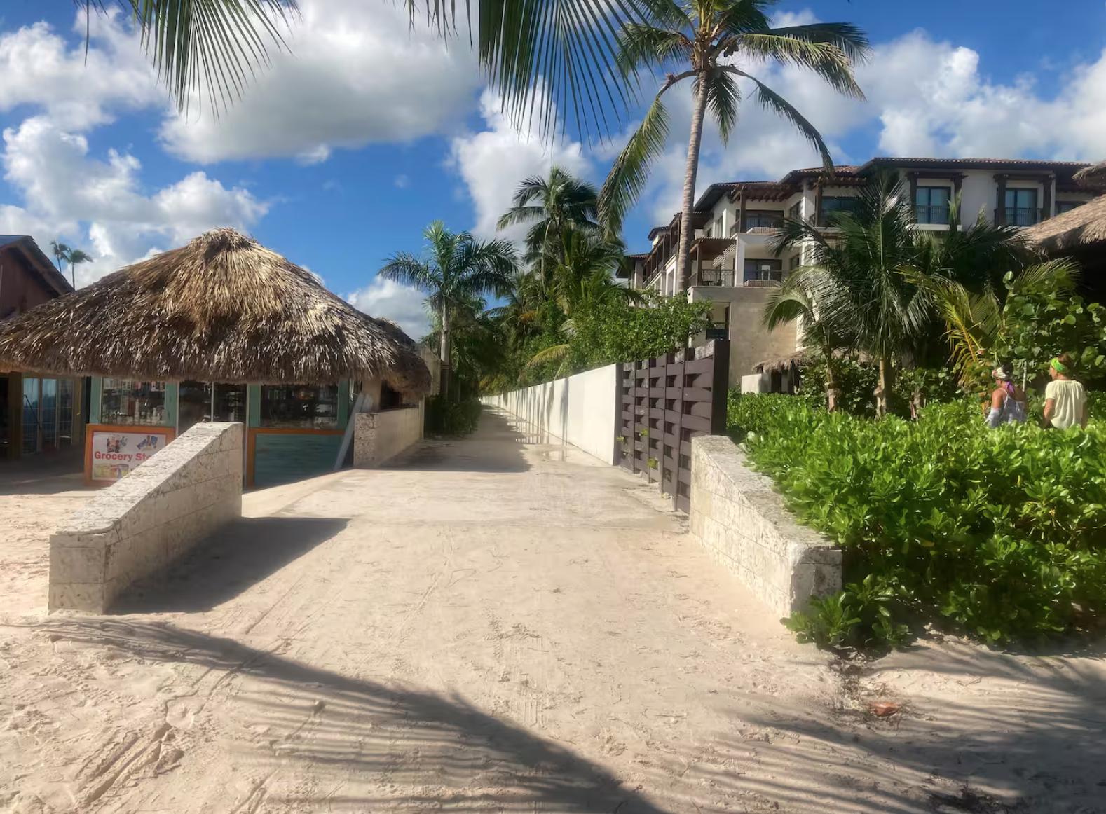 Modern 1-Bedroom Apartment with Direct Beach Access