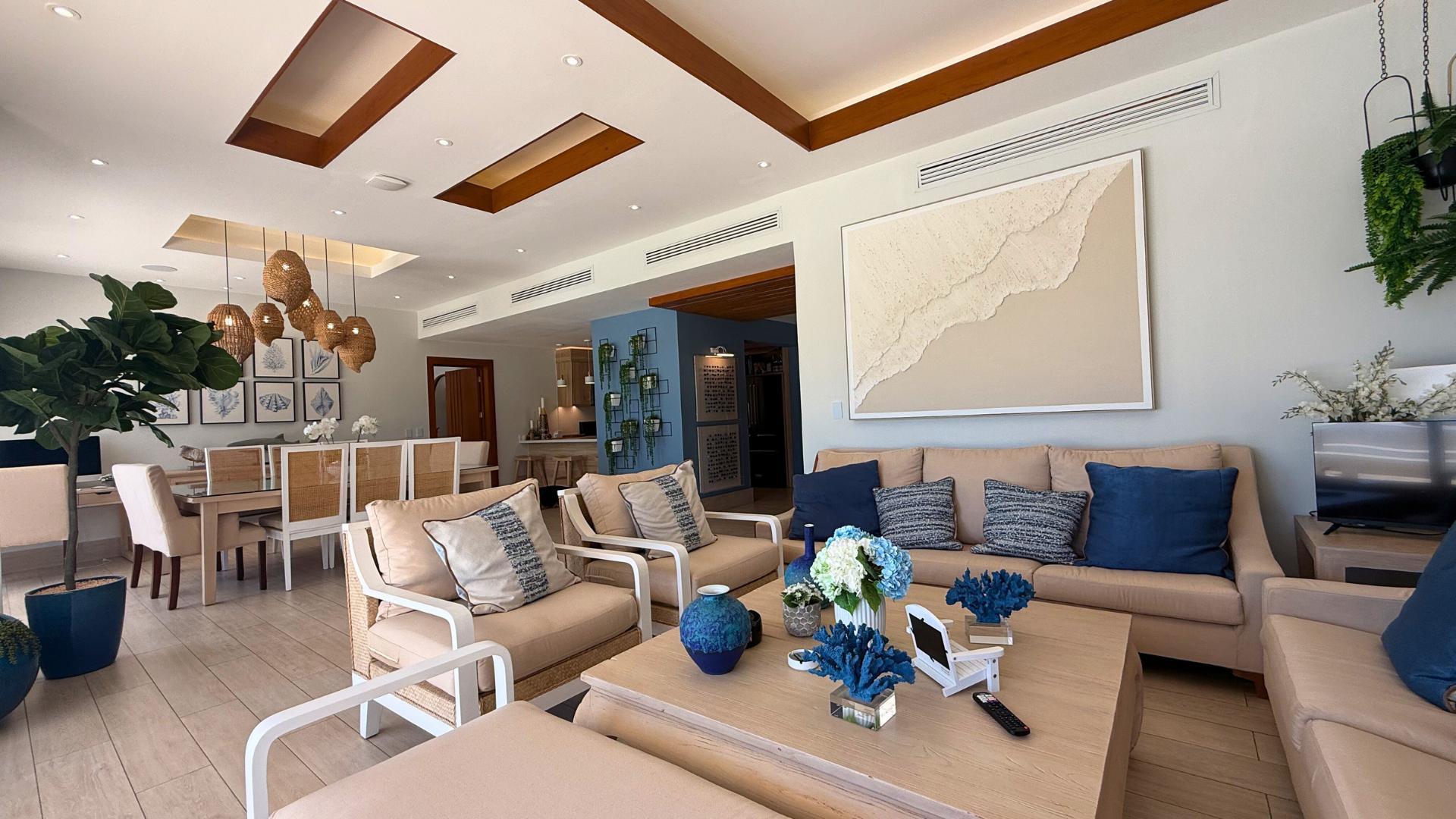 Beachfront Elegance: Condo with Jacuzzi and Stunning Views.