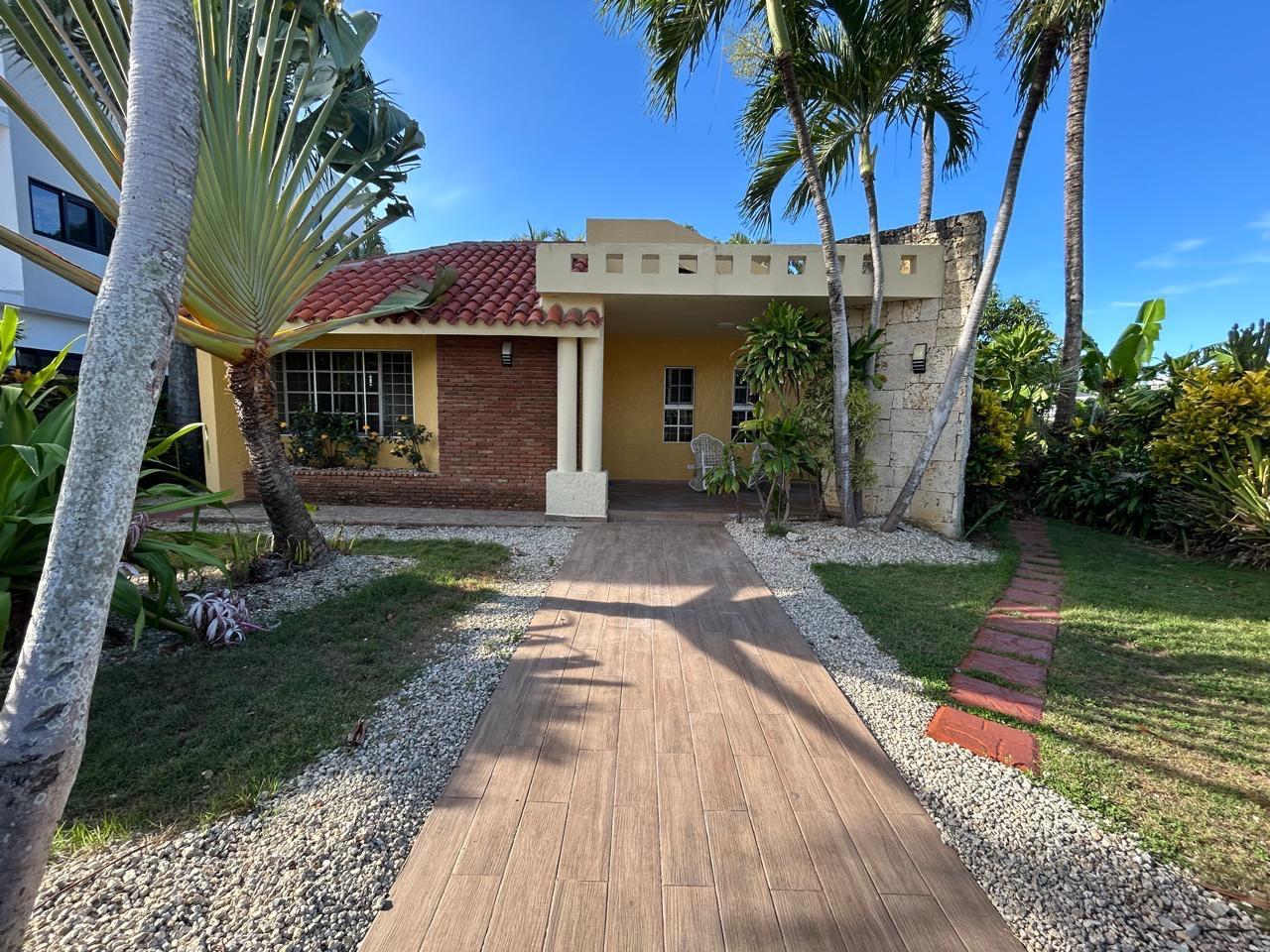 Spacious Villa with Large Lot and Beach Access in Bávaro