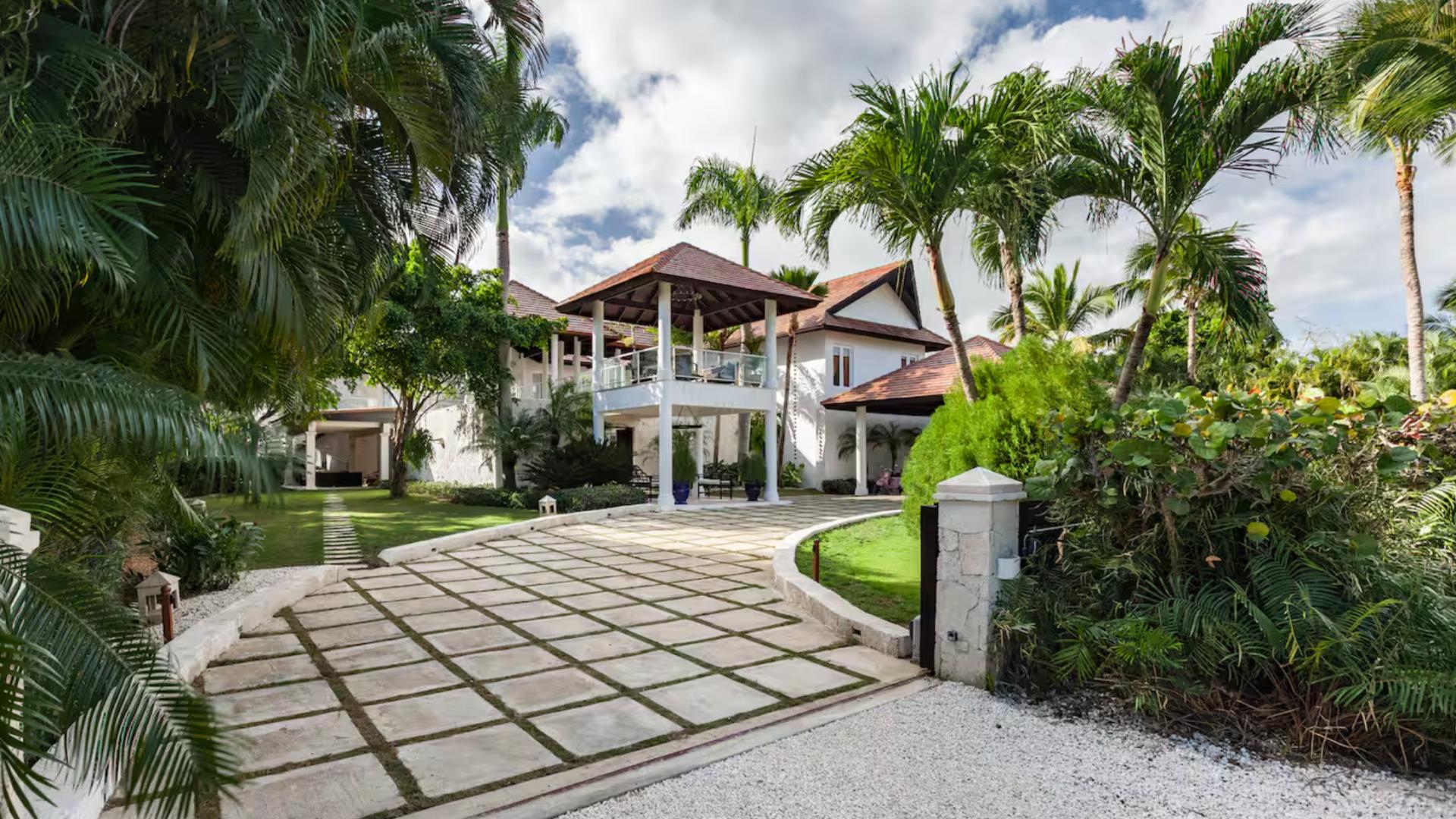 Elegant Colonial-Style Villa with Golf Views in Exclusive Caribbean Resort