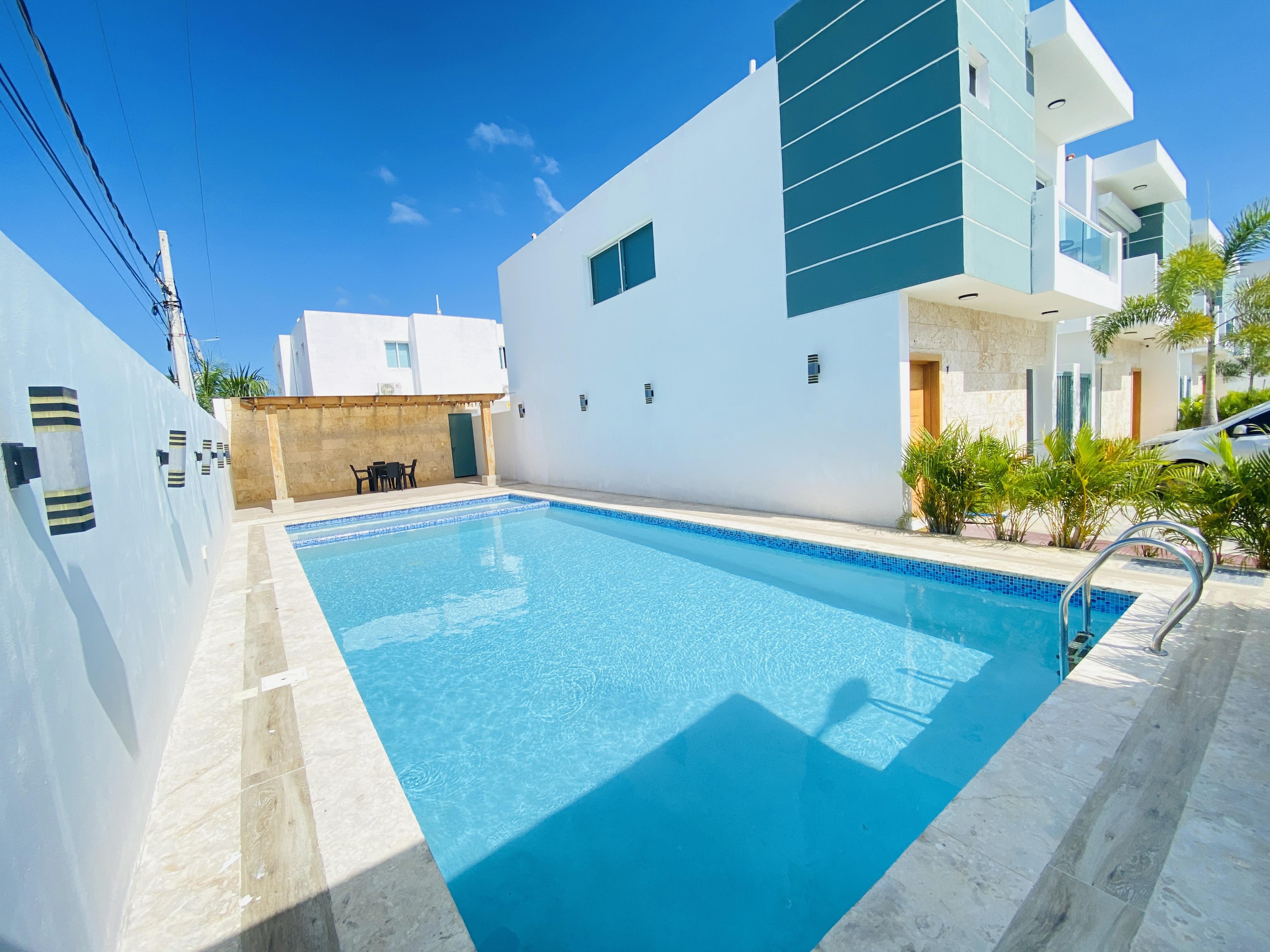 SE VENDE TOWN HOUSE EN DOWN TOWN PUNTA CANA