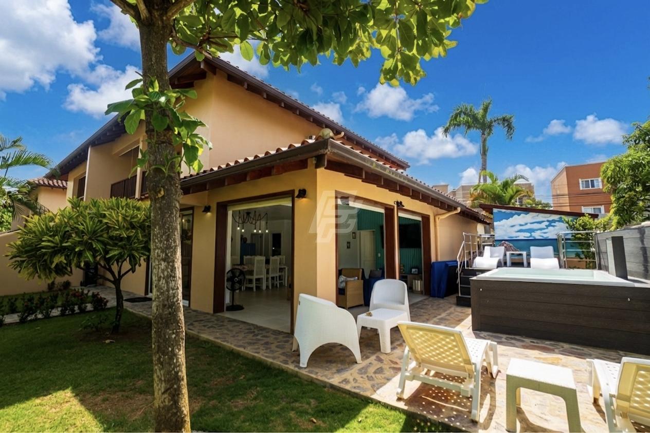 Villa 4BR + Loft steps to Beach Heated Jacuzzi Garden