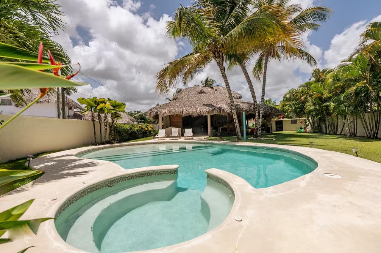 🔥 ¡OPORTUNIDAD EN LAS TERRENAS! Villa Caribeña: 5 Hab a 300m de la playa.