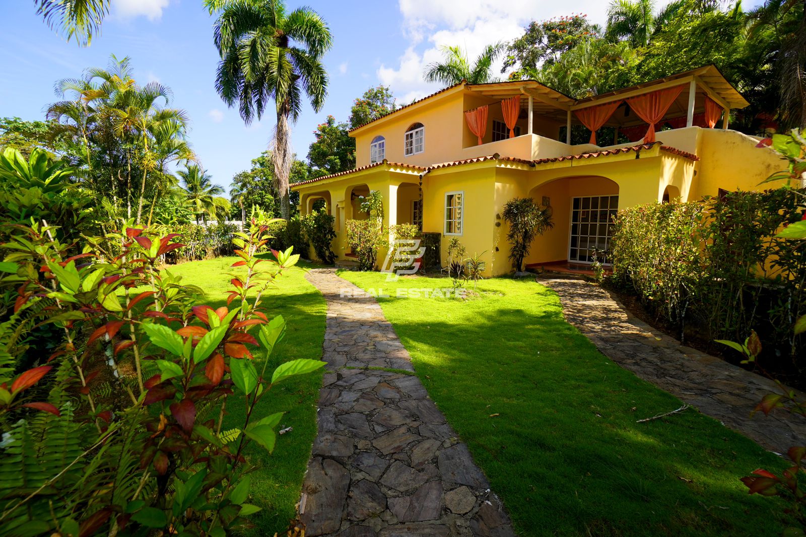 Villa en residencial con frondoso Jardín con vistas increíbles