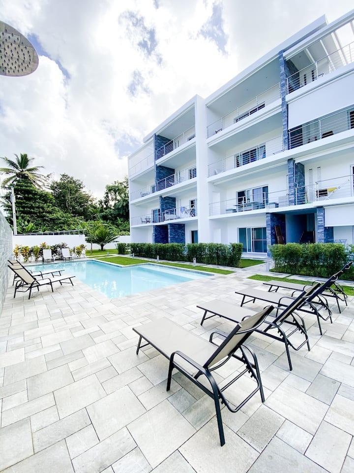 Hermoso apartamento amueblado con jardín y piscina.