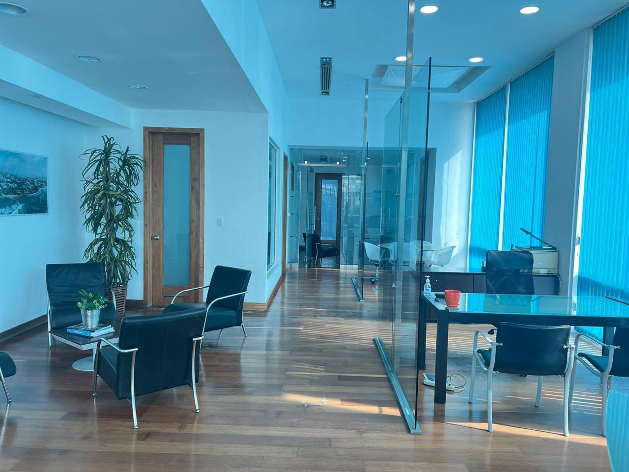 Oficina corporativa amueblada frente al Malecón | 354 m² y 13 parqueos