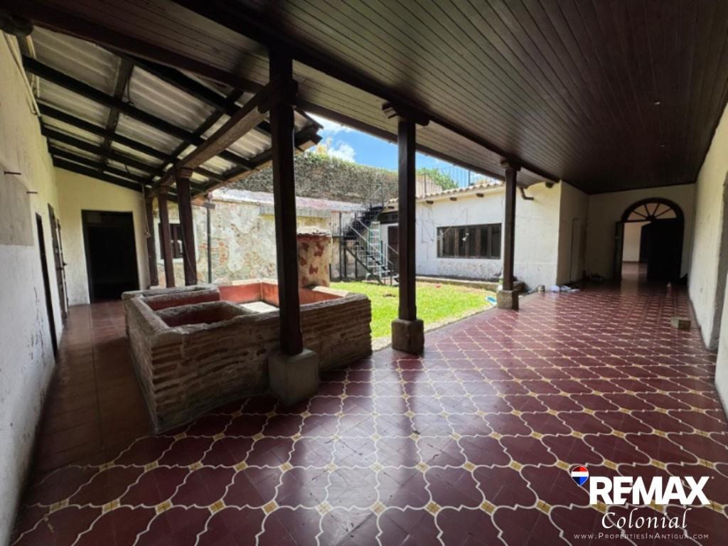 6235 - CASA COMERCIAL EN RENTA EN EL CENTRO DE ANTIGUA GUATEMALA - PA