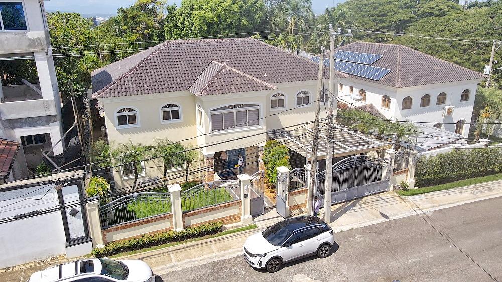 MODERNA CASA AMUEBLADA CON PISCINA CERROS GURABO SANTIAGO