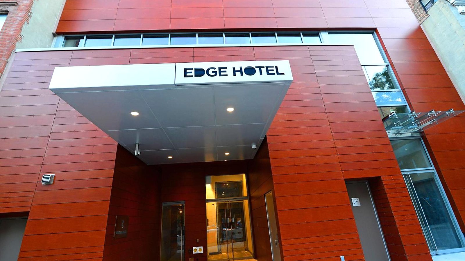 Entrada del Edge Hotel, 514 W 168th St, Washington Heights, Nueva York