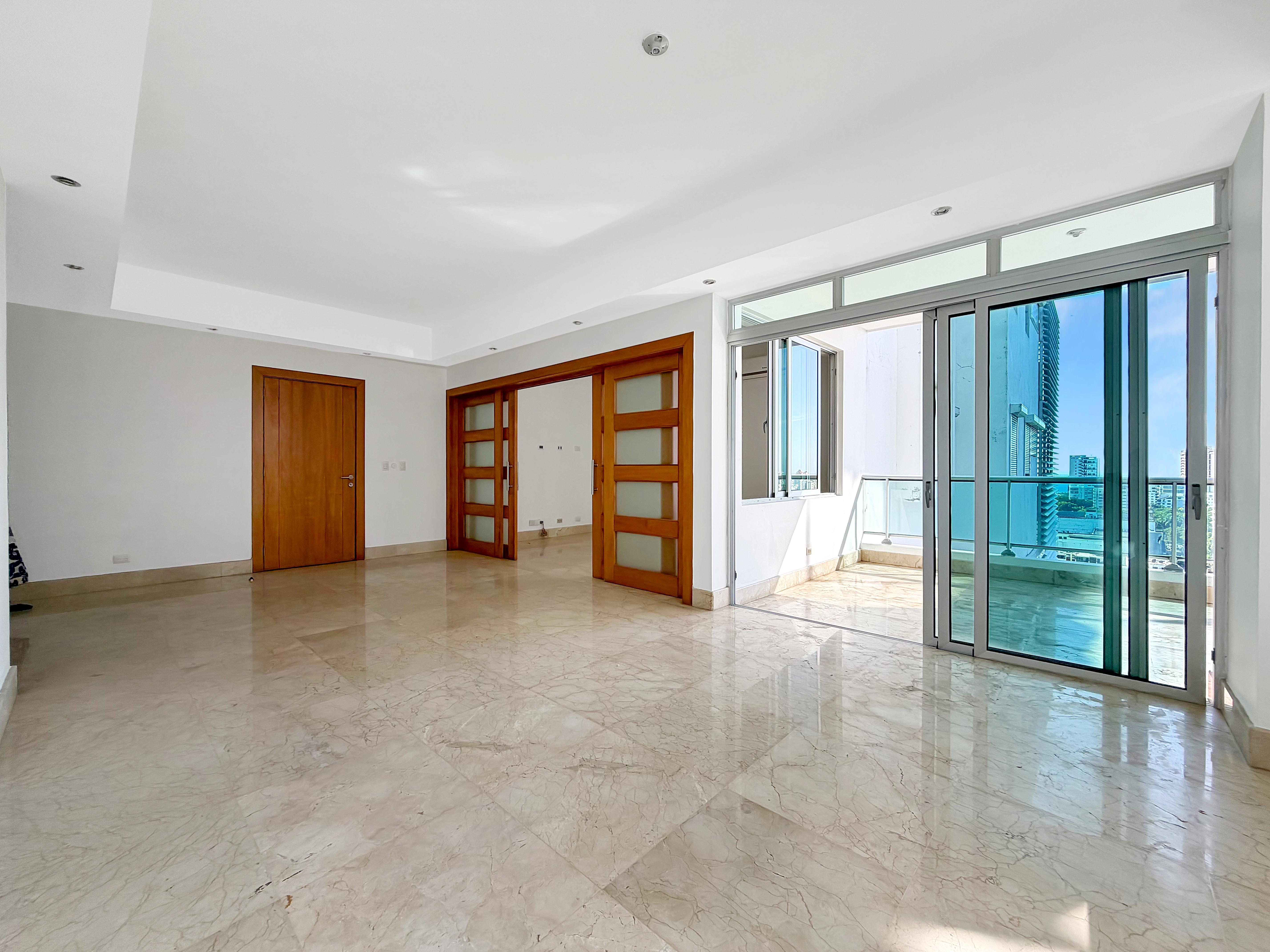 Piso alto en Piantini con 3 Parqueos y Locker